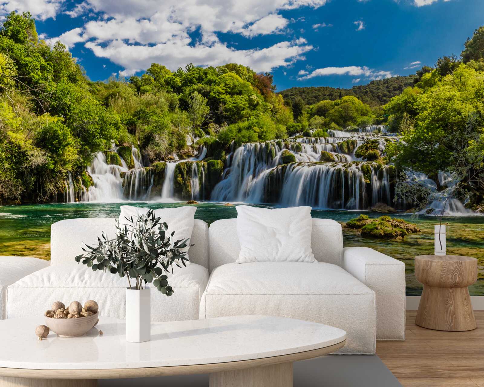 Fotobehang een enorme waterval die neerstort op een tropisch eiland