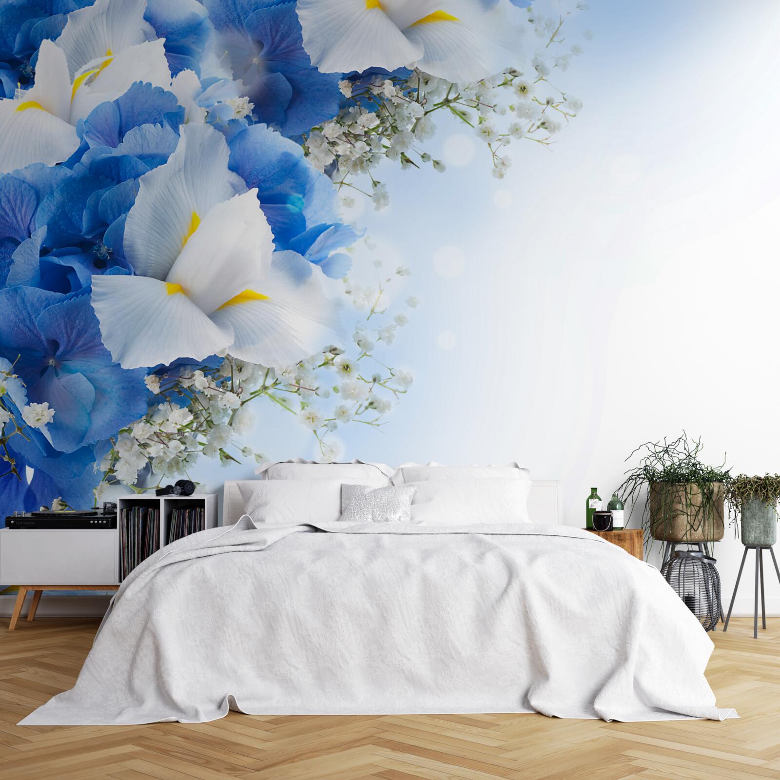 Fotobehang blauwe verf en witte knoppen bij de vijver