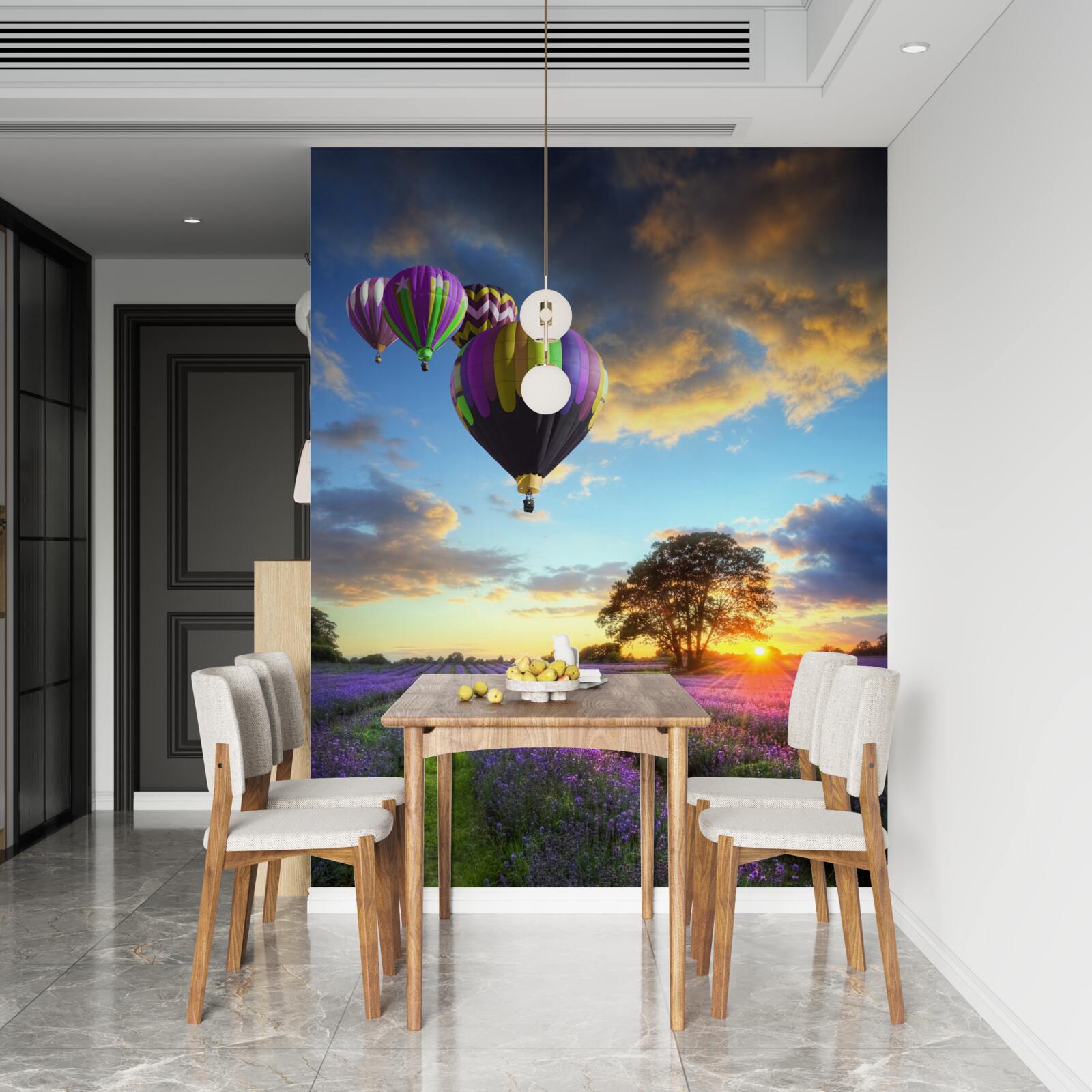 Fotobehang een heldere heteluchtballon zwevend boven een lavendelveld