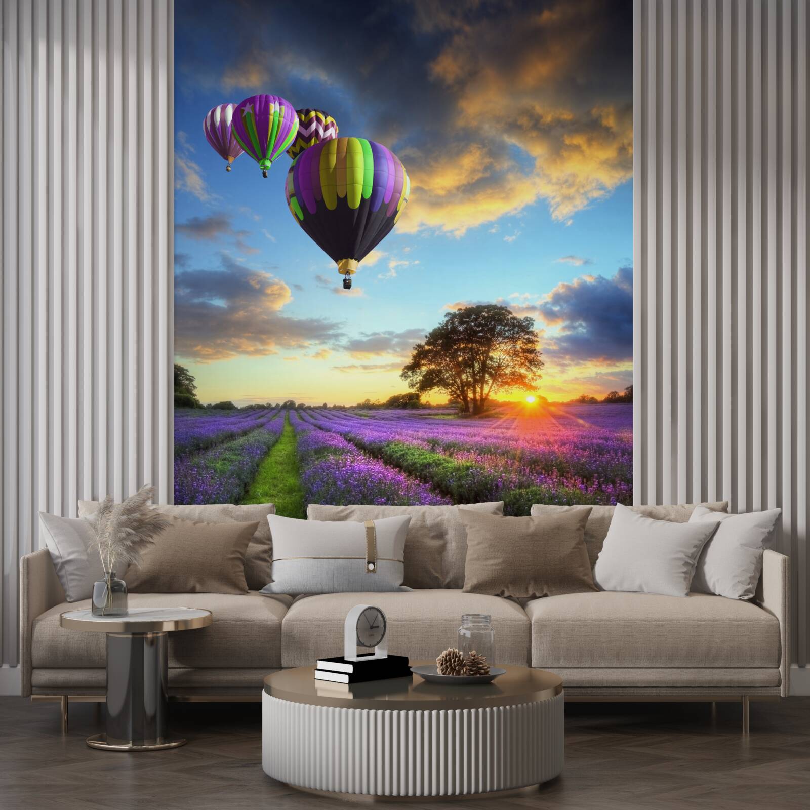 Fotobehang een heldere heteluchtballon zwevend boven een lavendelveld