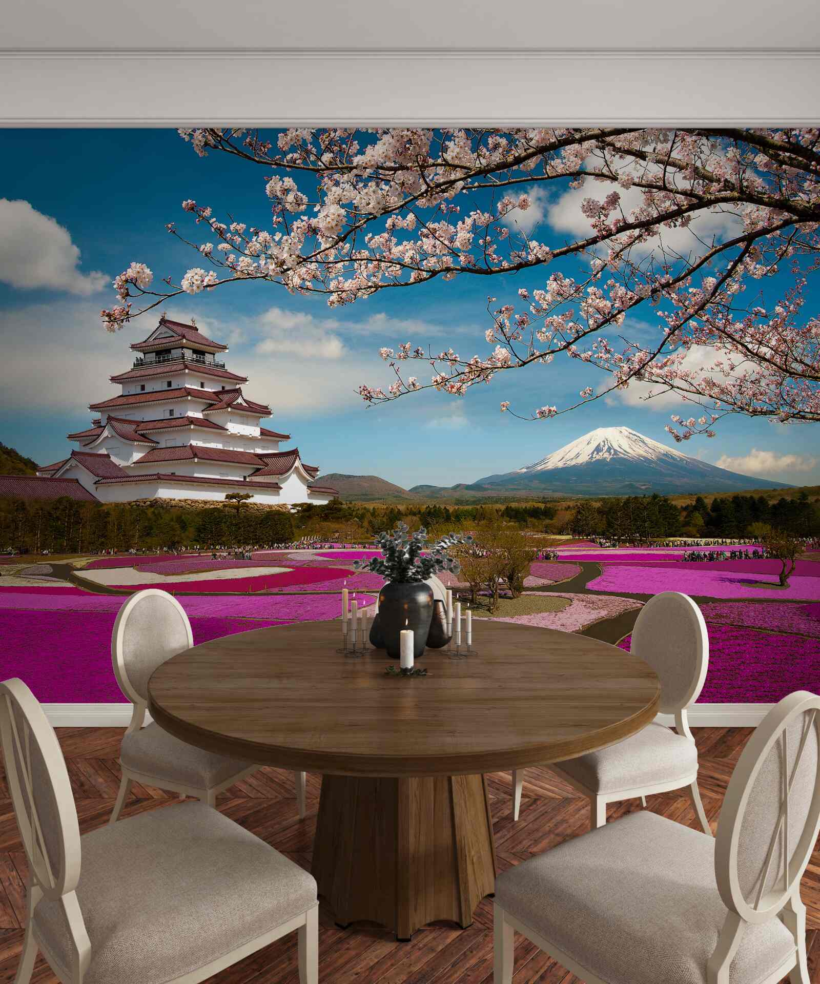 Fotobehang bij het Japanse huis zijn weelderige tuinen met tulpen