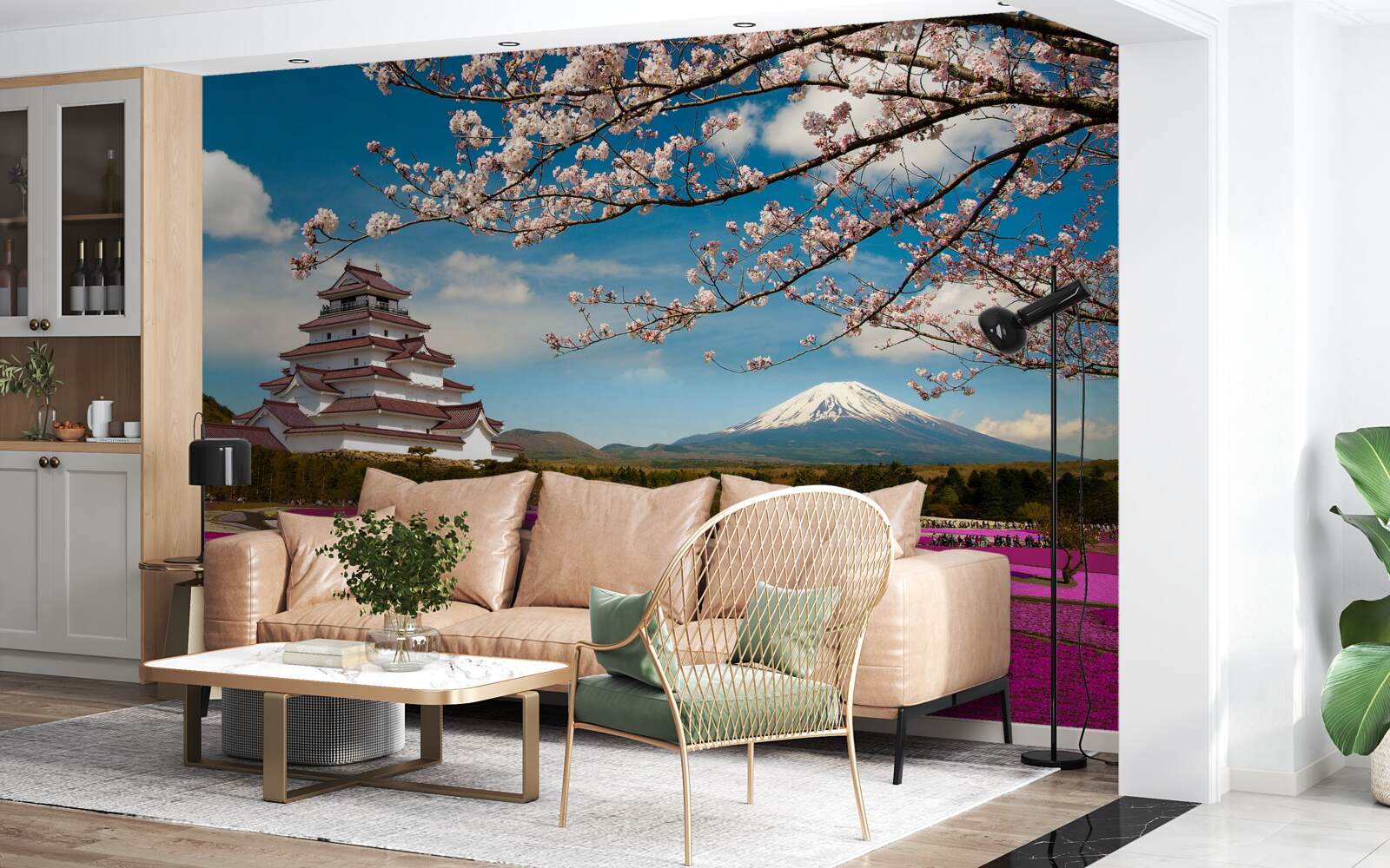 Fotobehang bij het Japanse huis zijn weelderige tuinen met tulpen