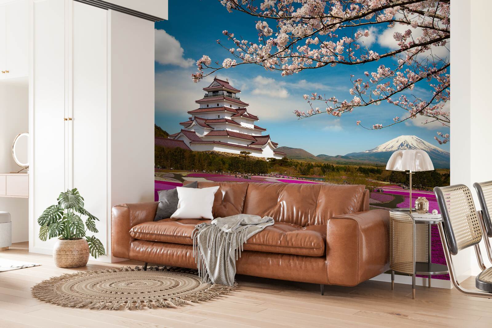 Fotobehang bij het Japanse huis zijn weelderige tuinen met tulpen