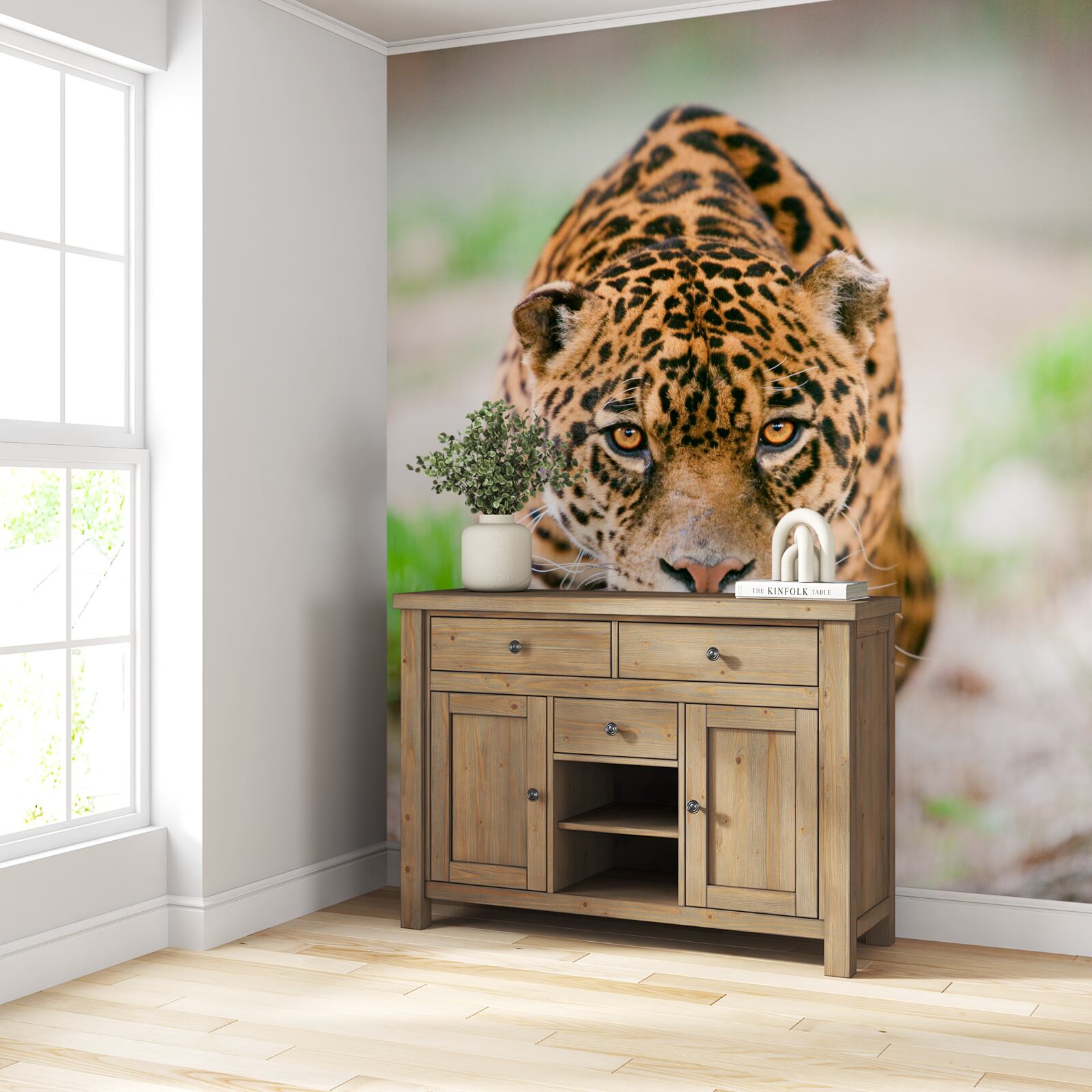 Fotobehang een loerend luipaard met amberkleurige ogen