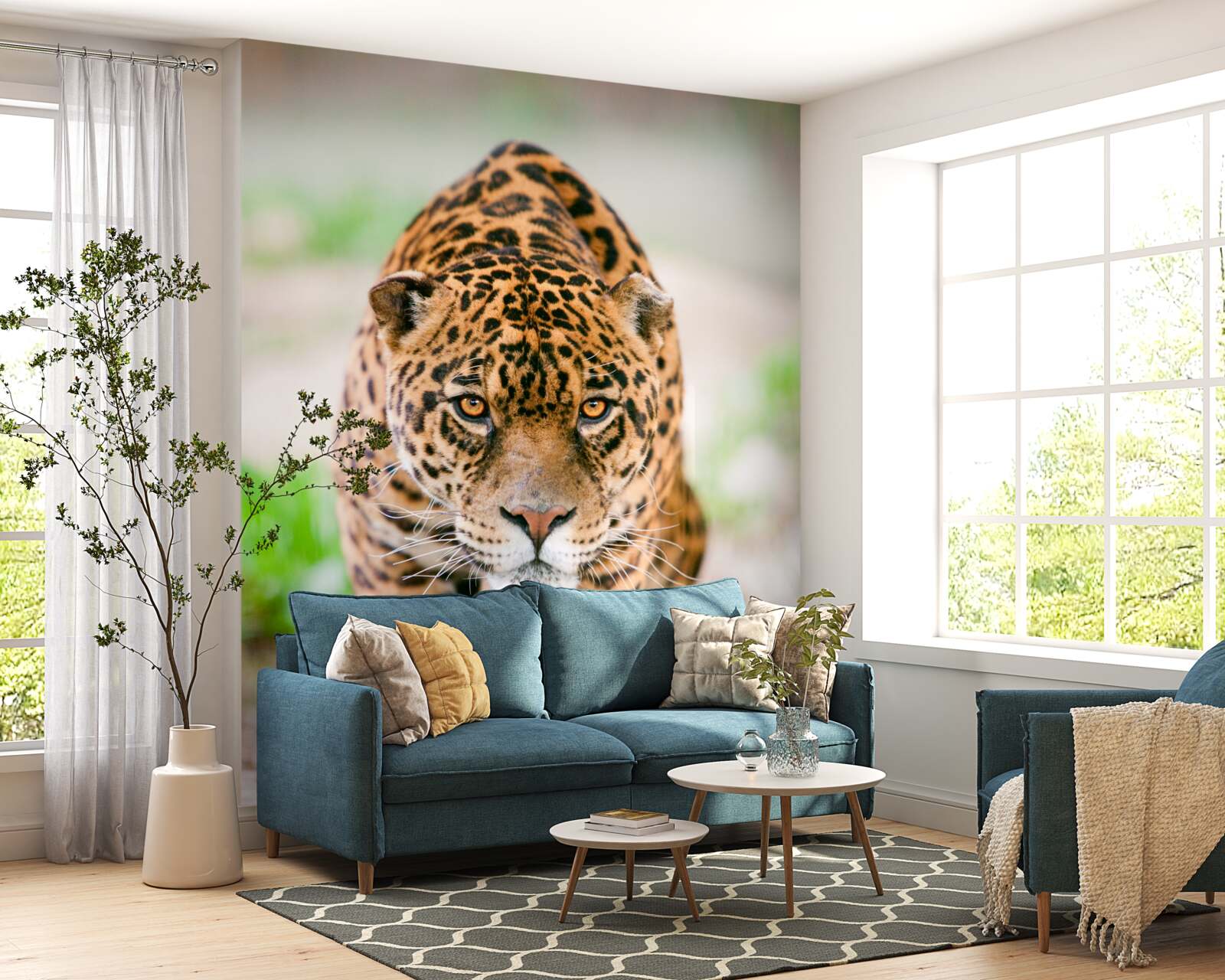 Fotobehang een loerend luipaard met amberkleurige ogen