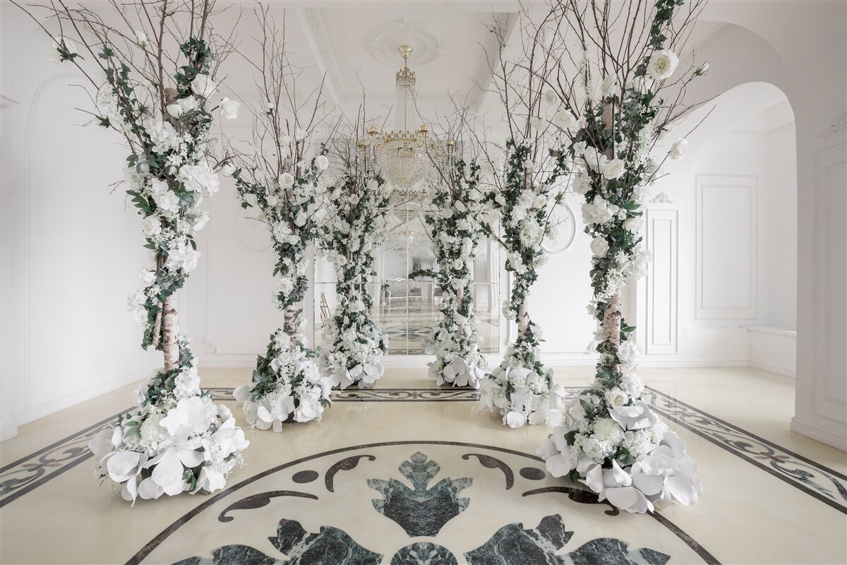 Fotobehang in een kamer met witte zuilen