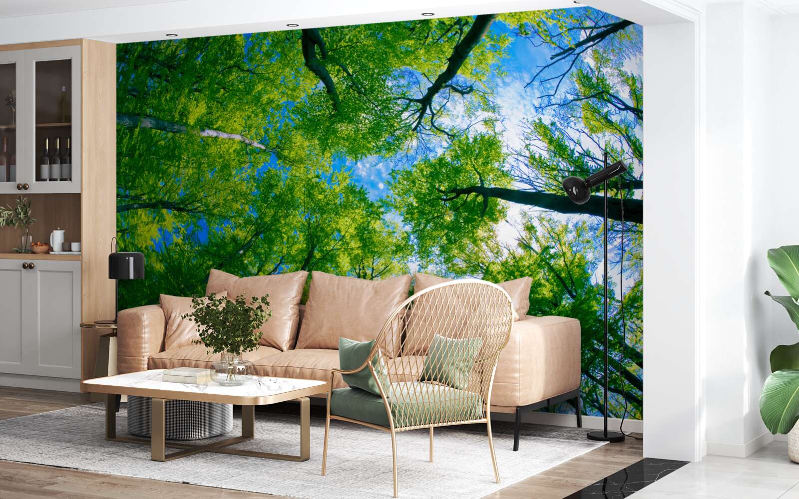 Fotobehang smaragdgroen bos met een blauwe lucht op de achtergrond