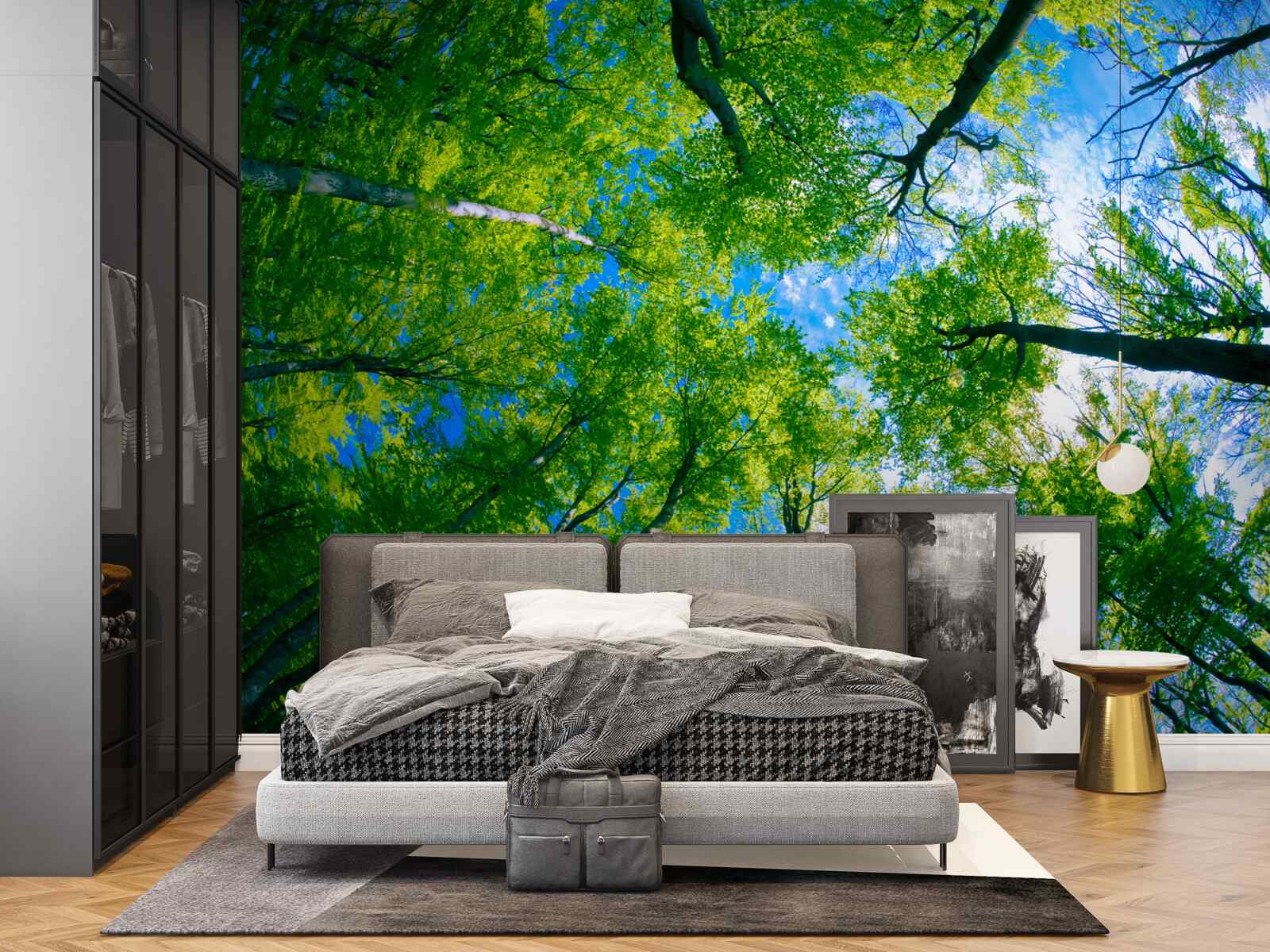 Fotobehang smaragdgroen bos met een blauwe lucht op de achtergrond