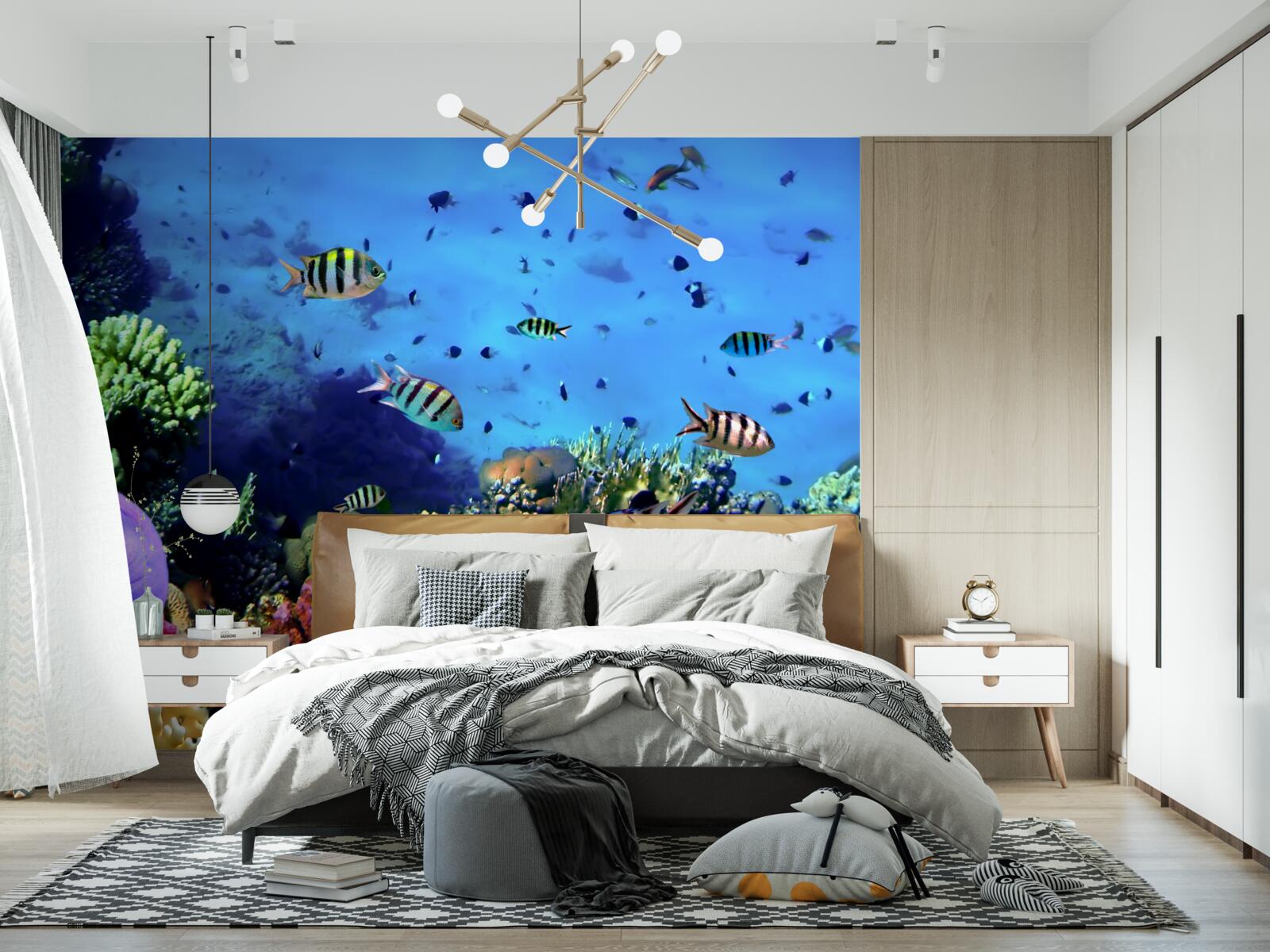 Fotobehang gestreepte vissen in de diepten van de oceaan