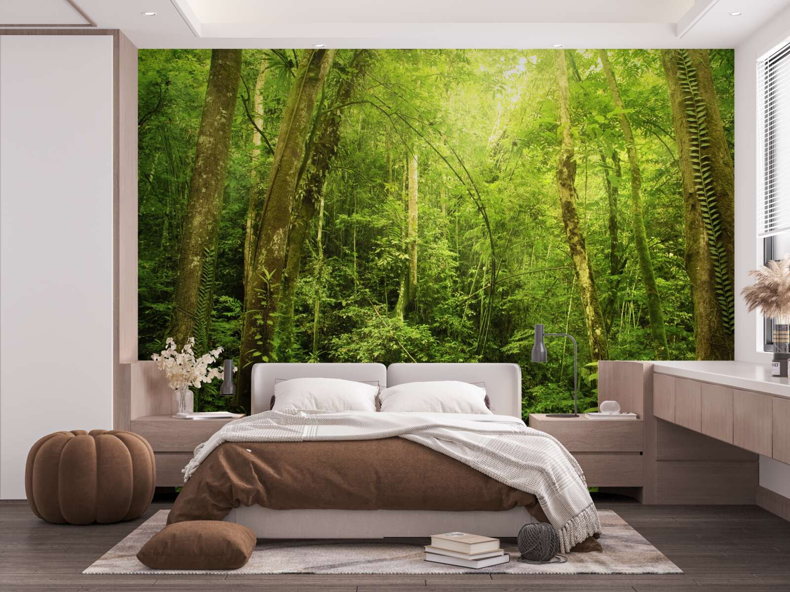 Fotobehang zonnestralen priemen door het dichte groene bos