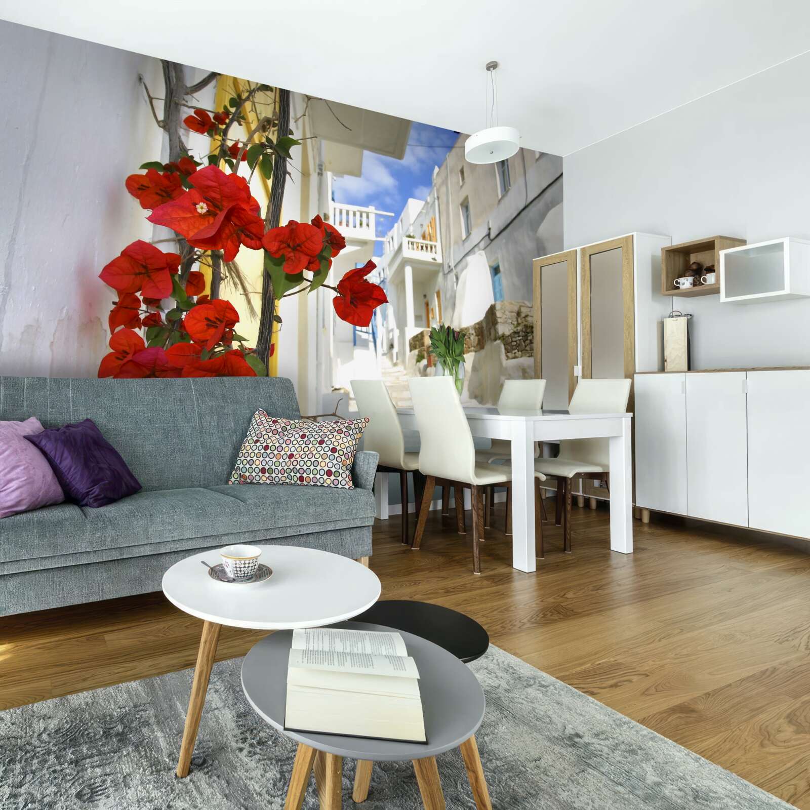 Fotobehang scharlaken bloemen op heldere stadsmuren