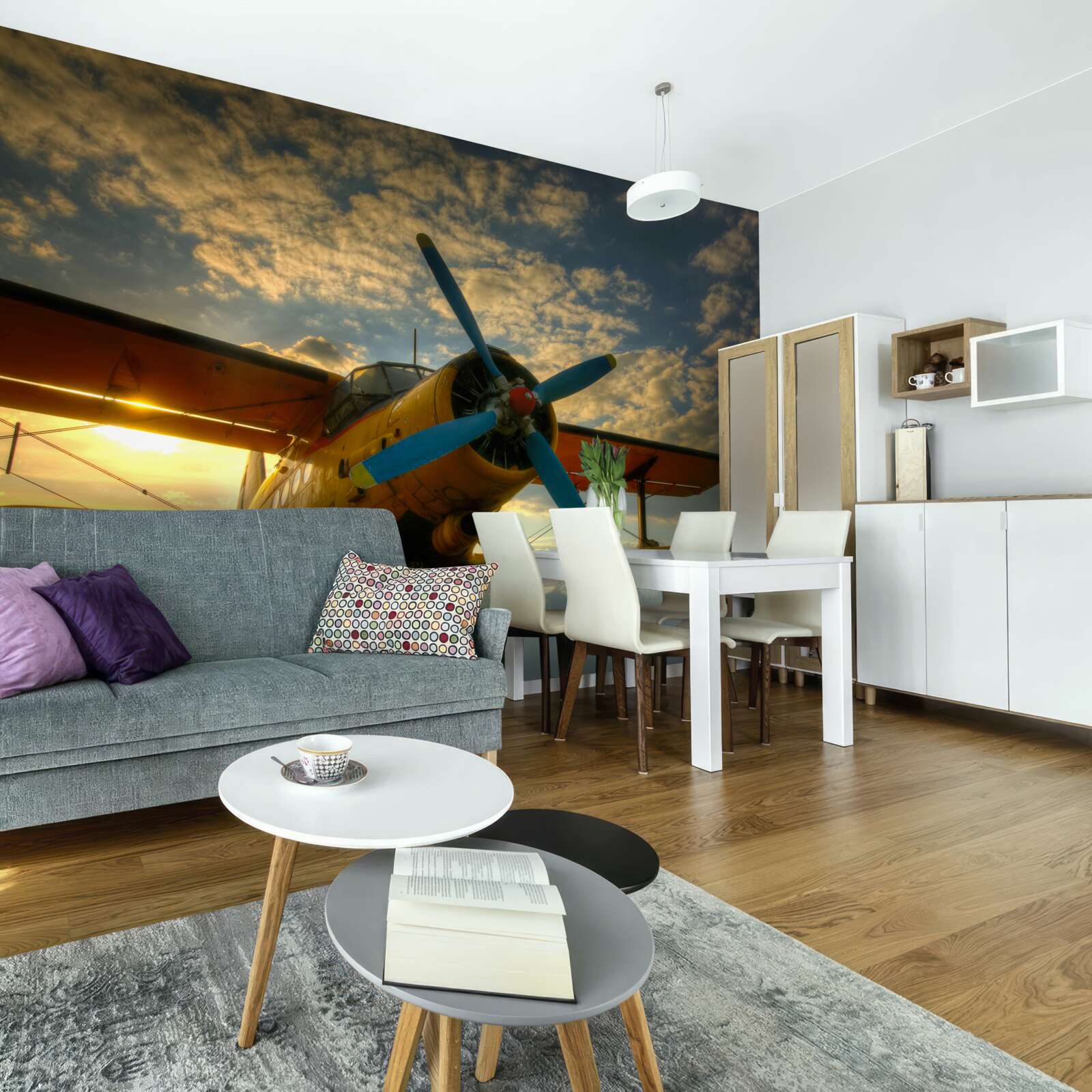 Fotobehang in het veld staat een vintage vliegtuig met een propeller