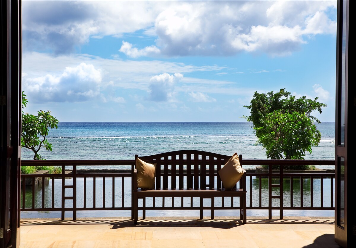 Fotobehang comfortabele bank aan de oceaan