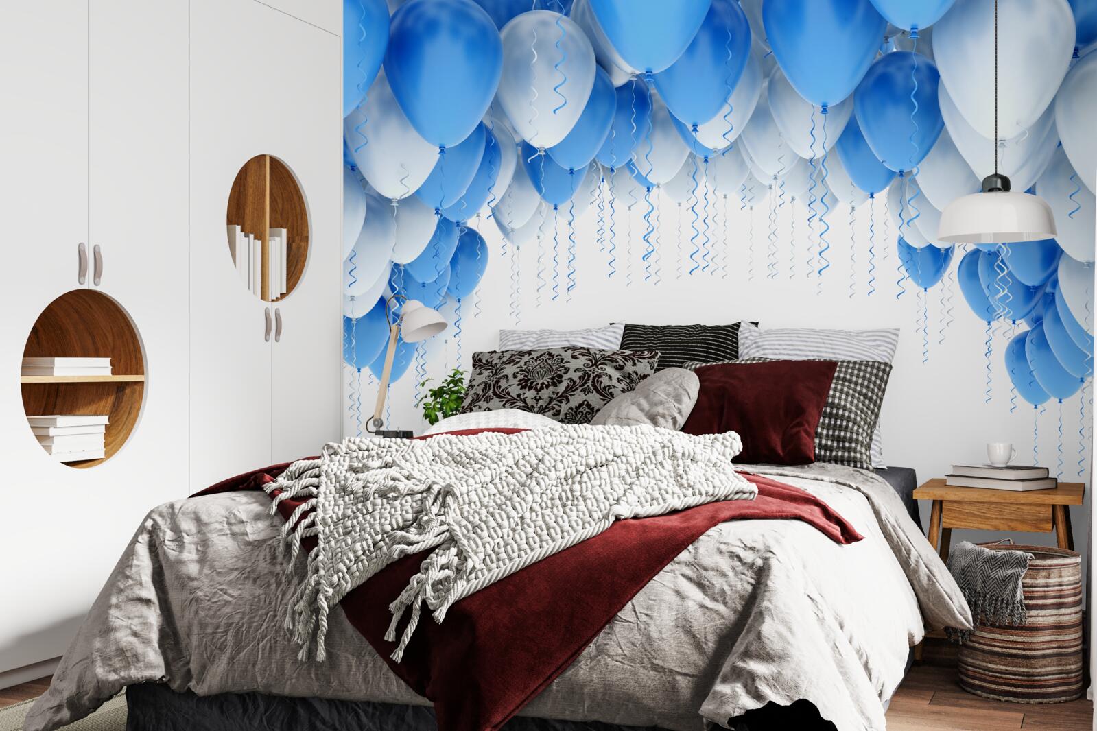 Fotobehang witte en blauwe ballen zweven in de lucht