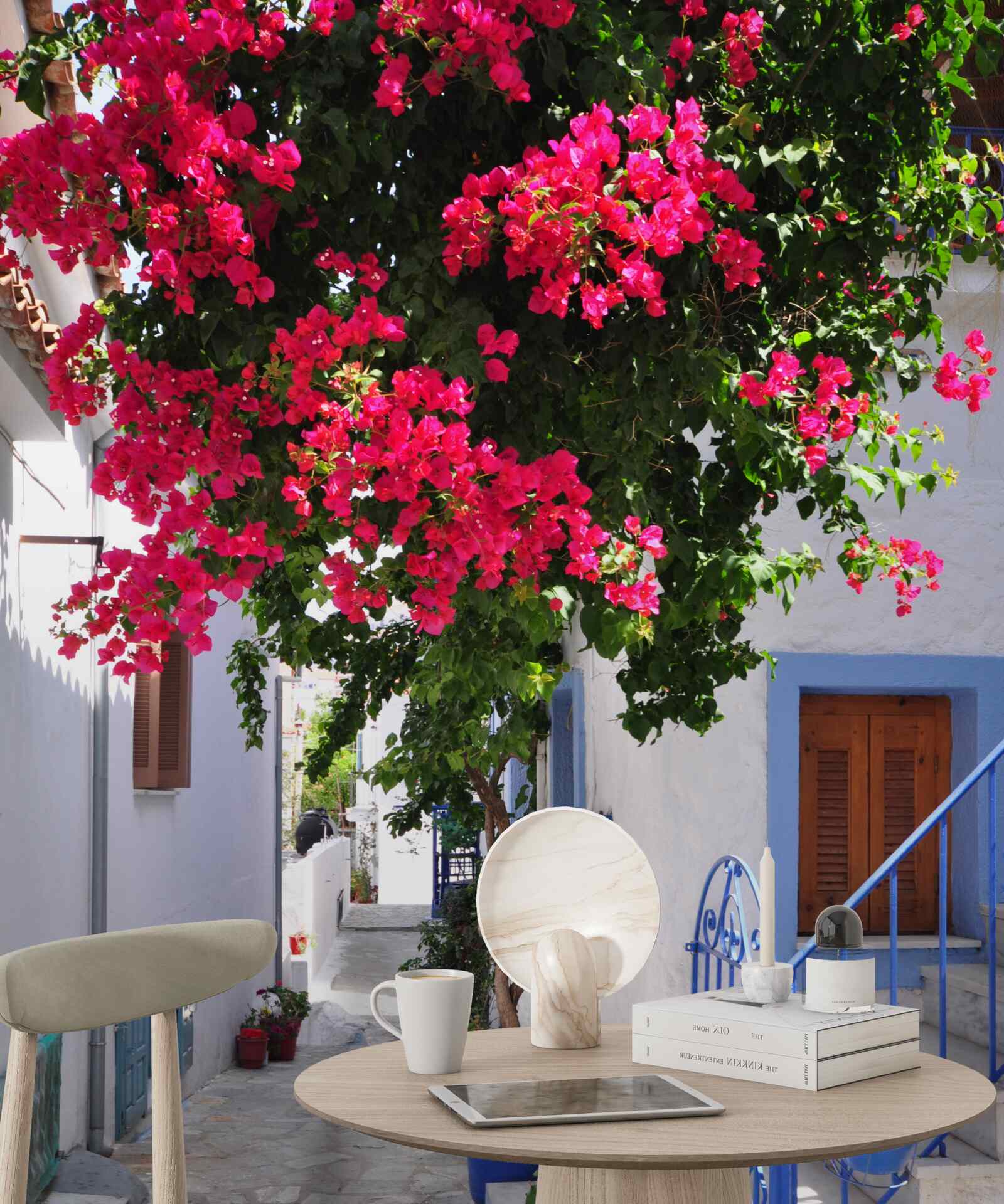 Fotobehang in griekenland groeien rode bloemen bij witte huizen