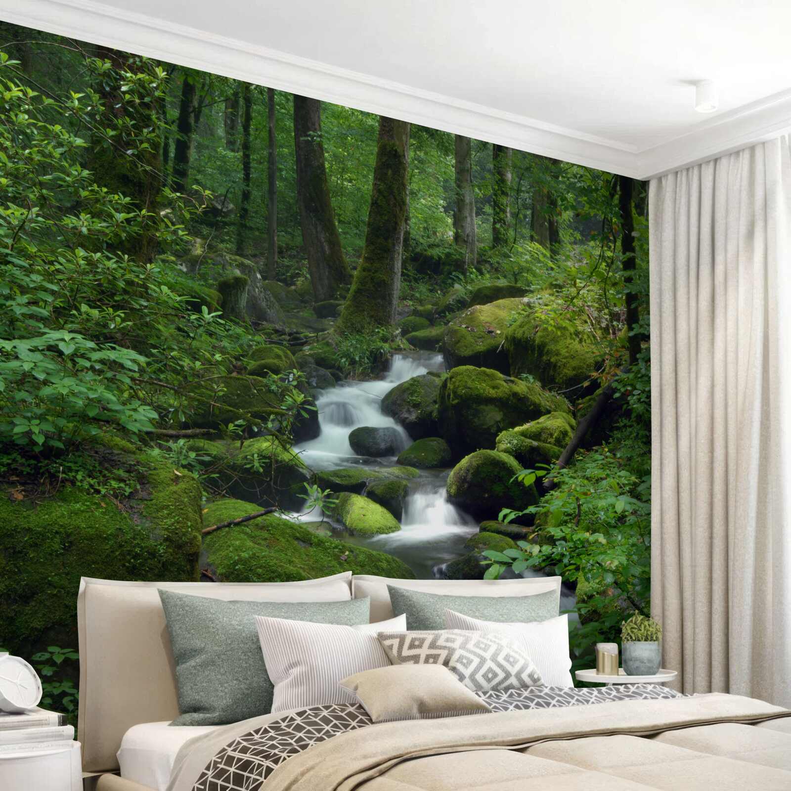 Fotobehang een klein stroompje in het dichte groen van het bos