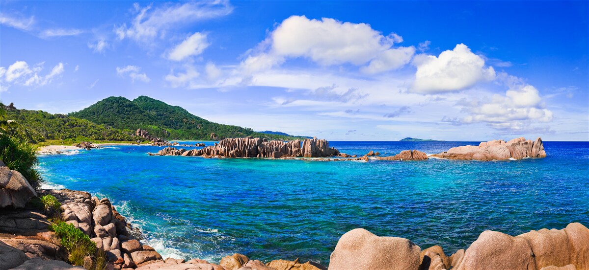 Fotobehang smaragdgroene eilanden en blauwe oceaan