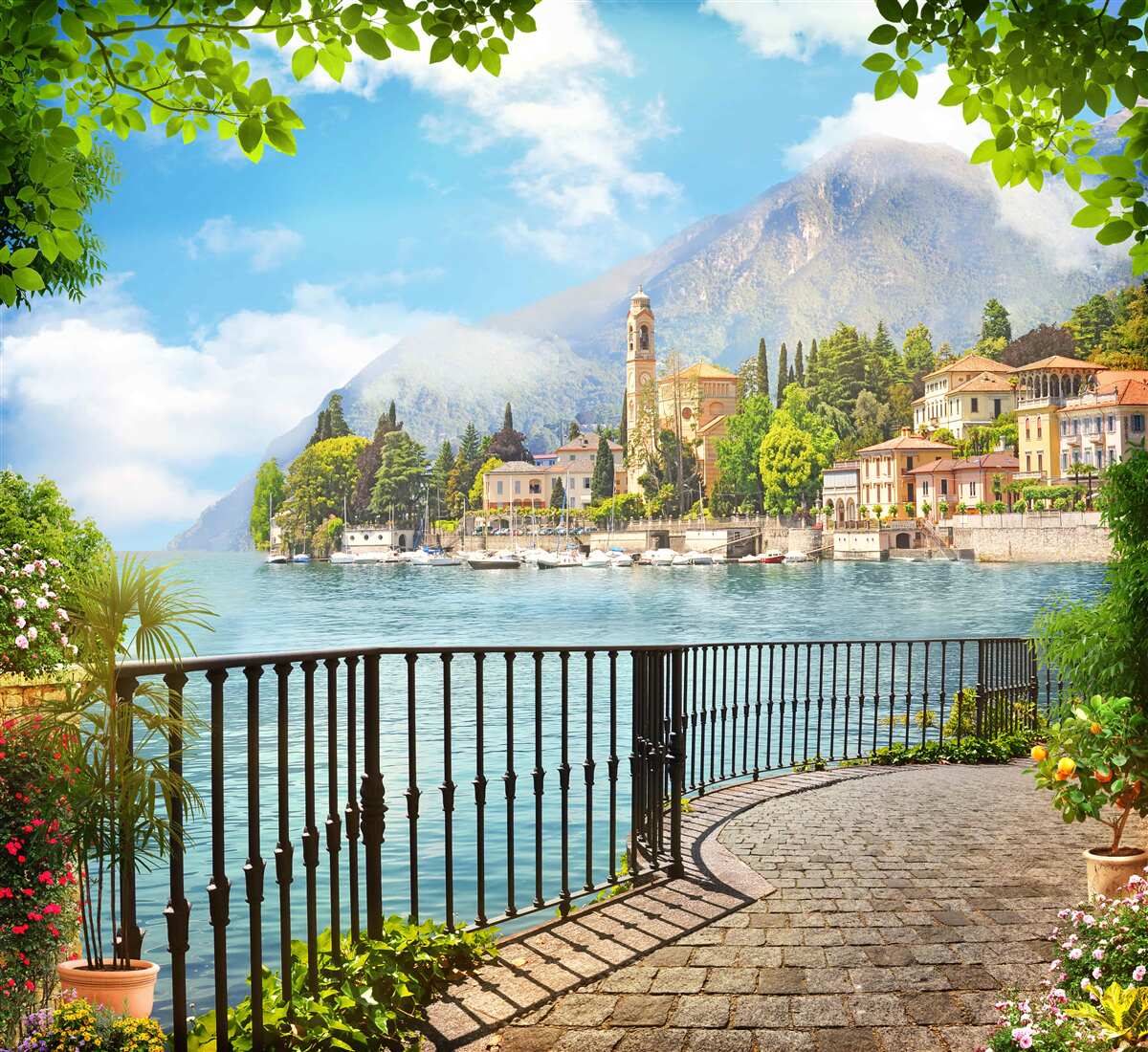 Fotobehang promenade met een panoramisch uitzicht op de historische stad en het berglandschap