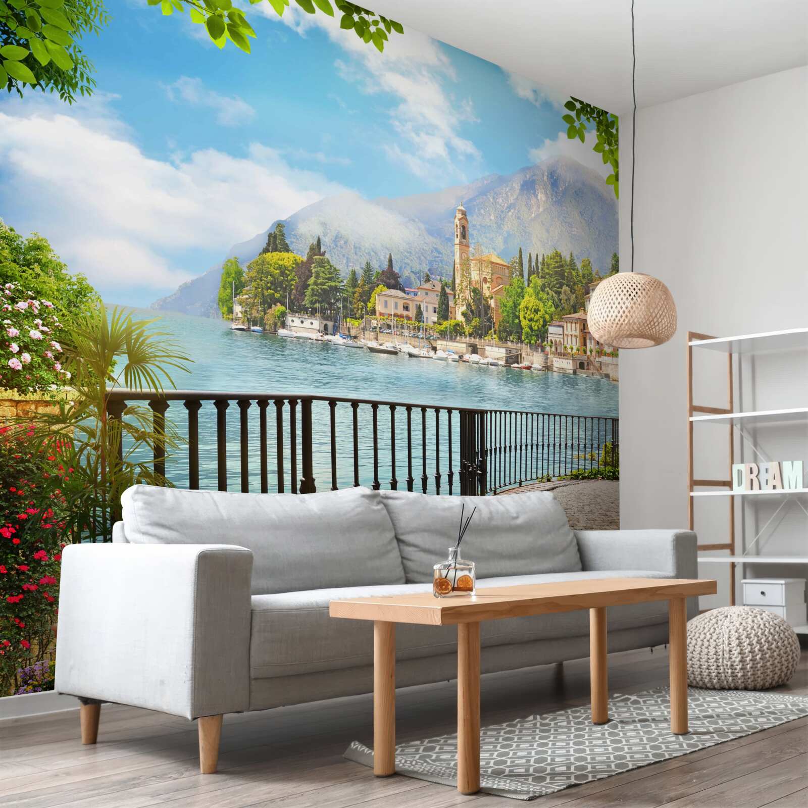 Fotobehang promenade met een panoramisch uitzicht op de historische stad en het berglandschap