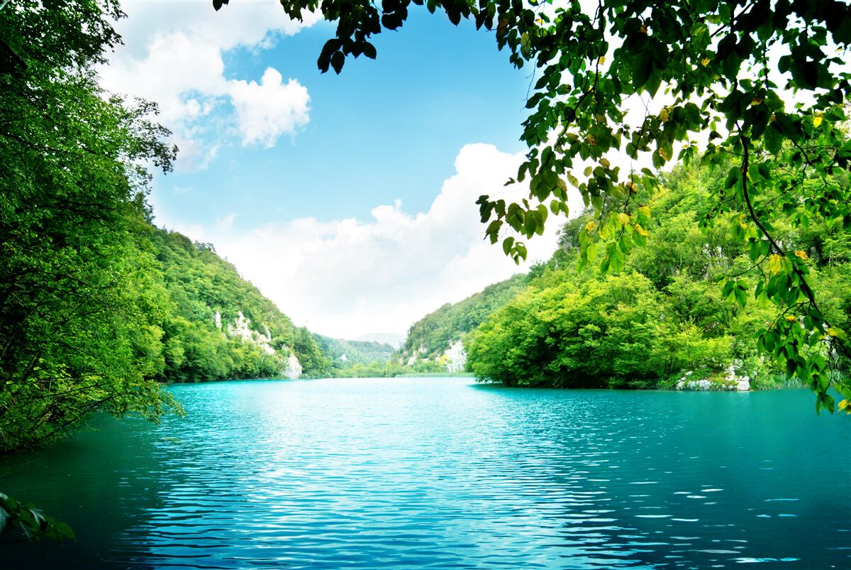 Fotobehang azuurblauwe wateren en smaragdgroene eilanden