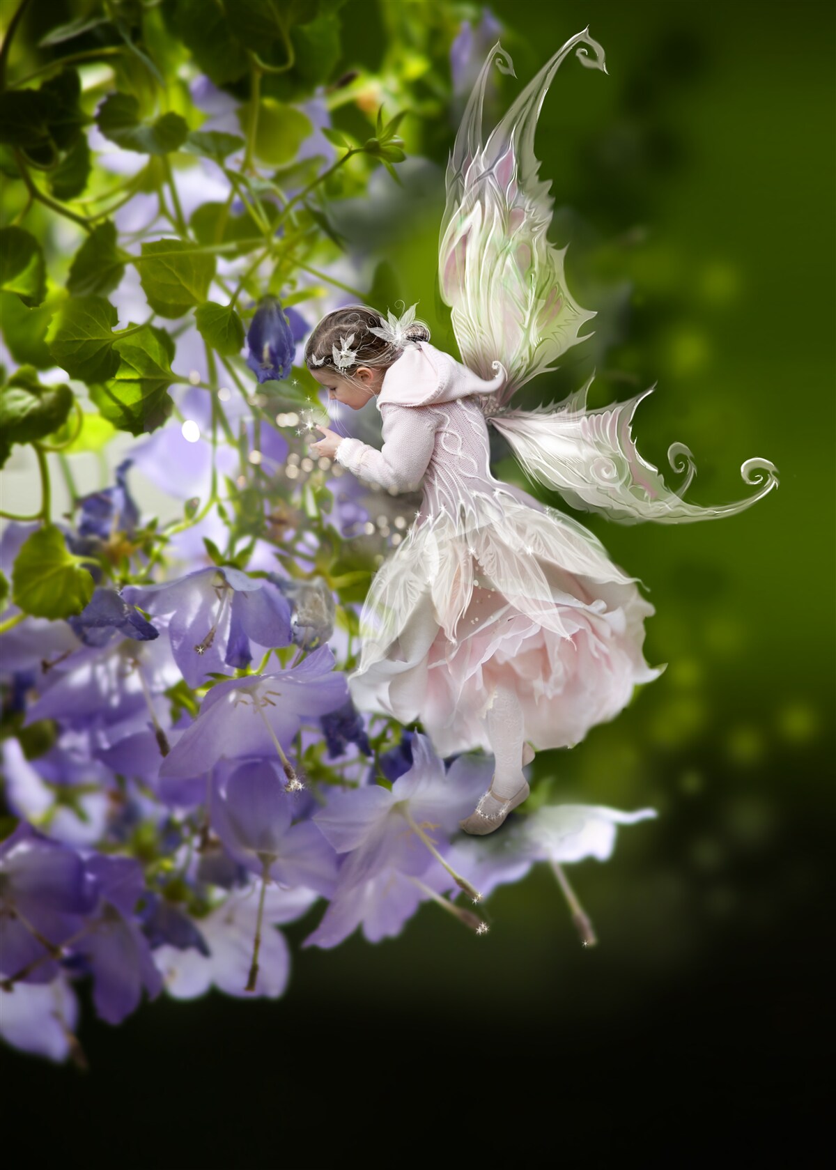 Fotobehang silhouet van een meisje met een vlinder die nectar drinkt