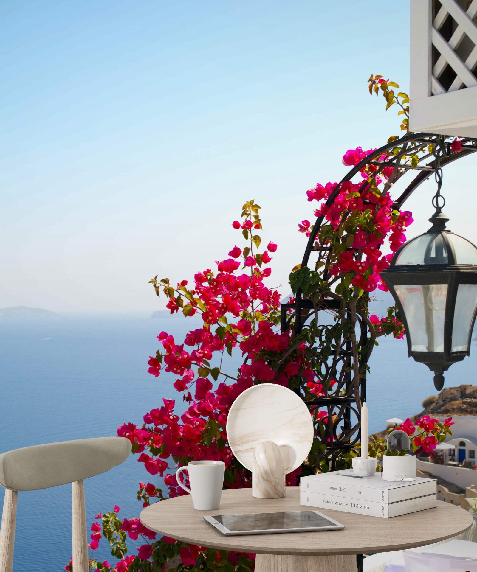 Fotobehang Een boog bij de vijver, doorweven met bloeiende rode bloemen