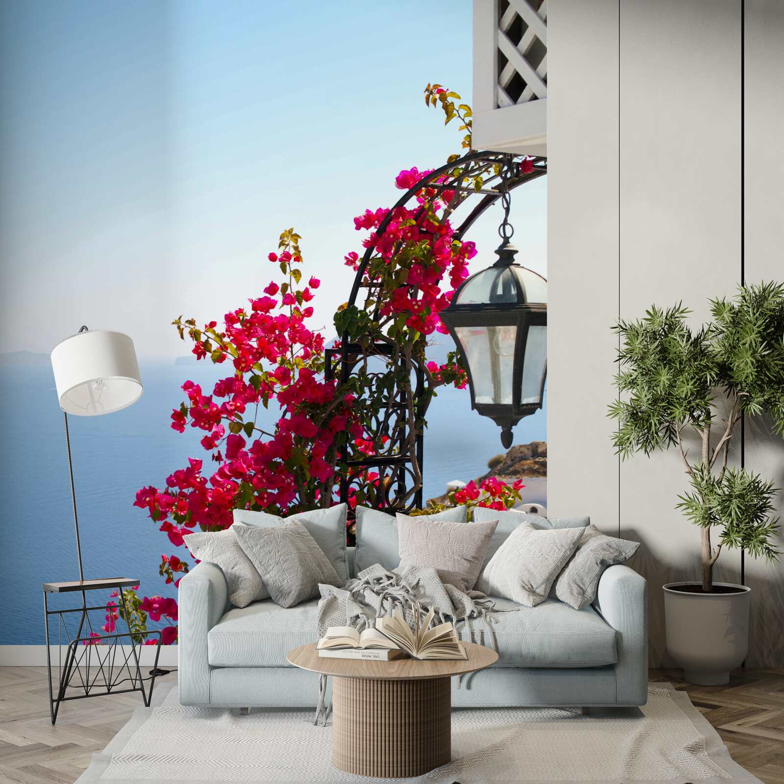 Fotobehang Een boog bij de vijver, doorweven met bloeiende rode bloemen