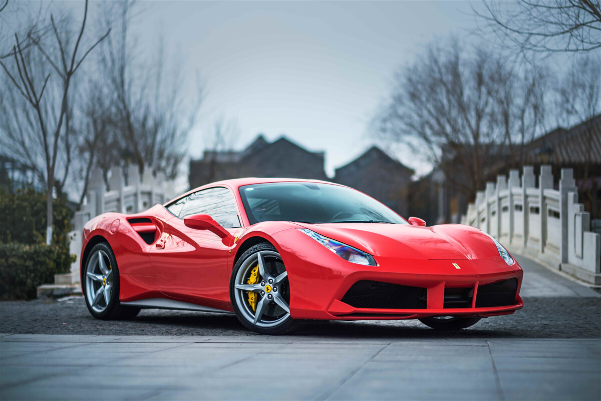 Fotobehang een prachtige scharlakenrode ferrari in regenachtig weer