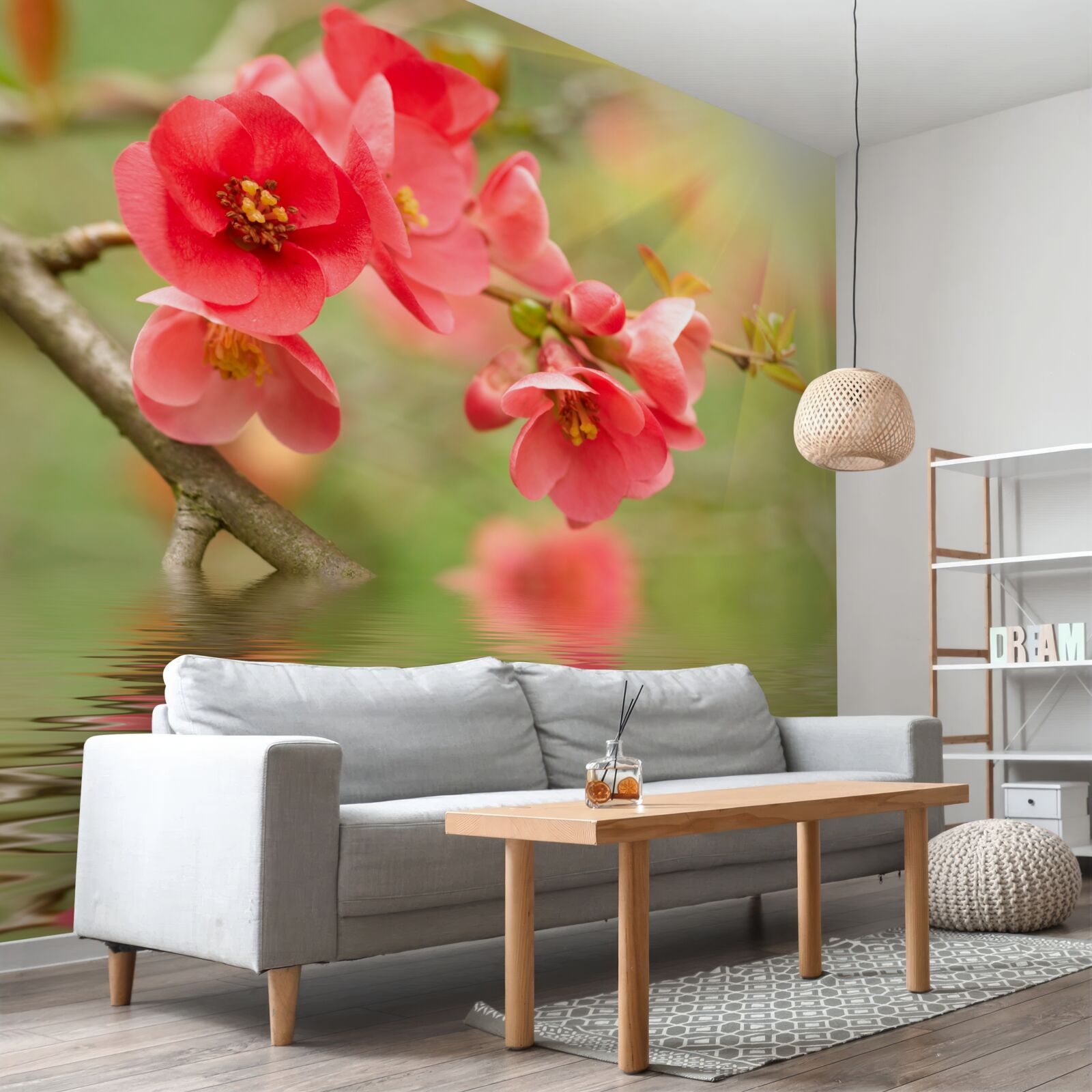 Fotobehang Scharlakenrode sakurabloesems glinsteren boven het water op een zonnige dag