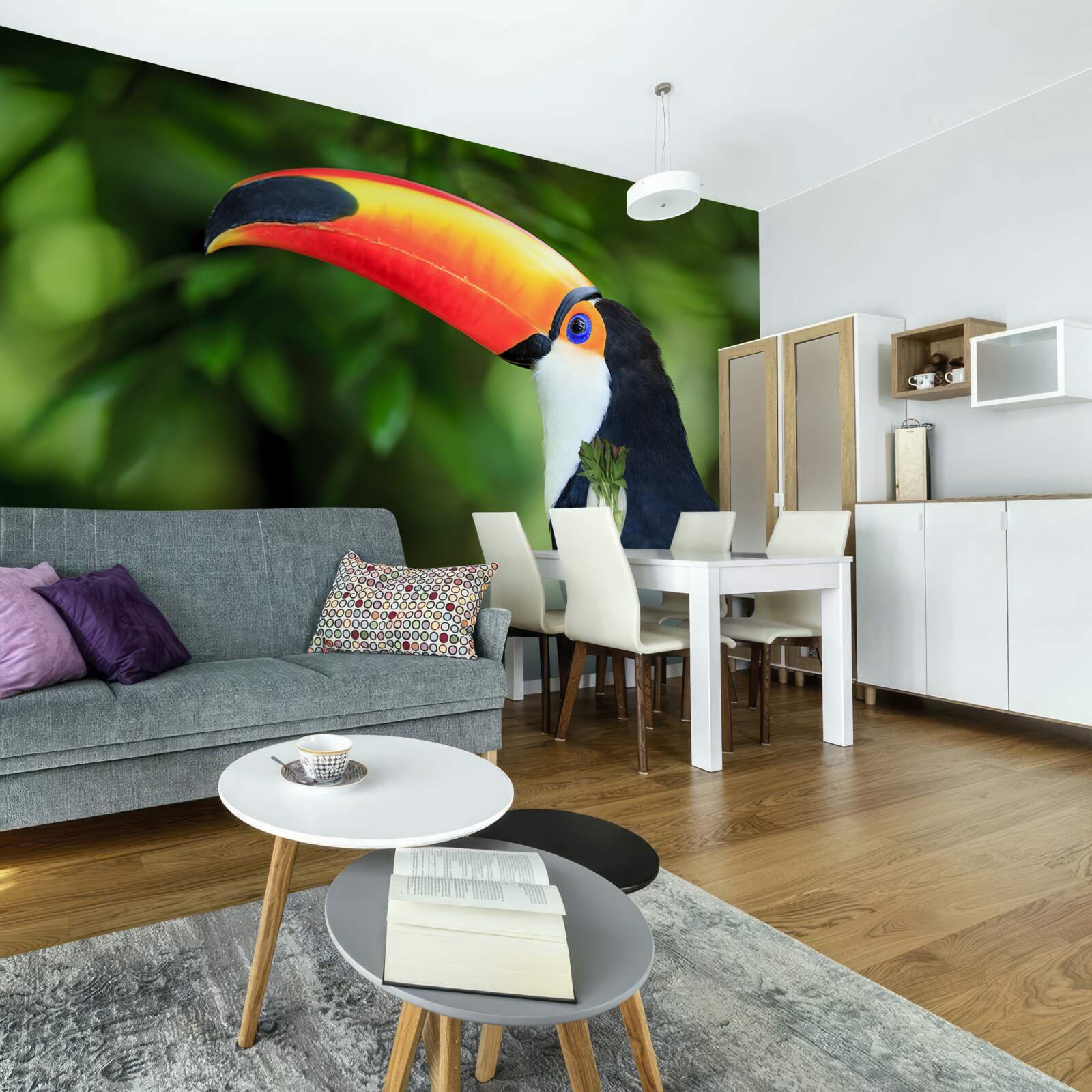 Fotobehang een volwassen en sierlijke pelikaan tussen het groen