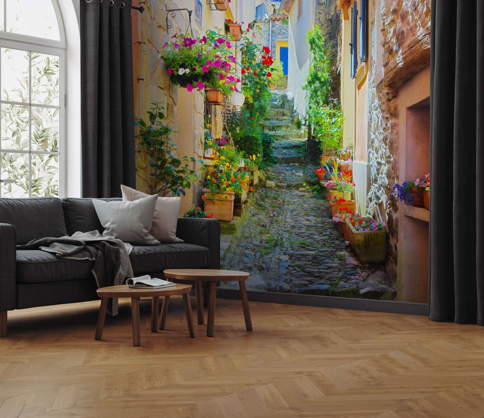 Fotobehang een smal en gezellig straatje in het oude gedeelte van de stad, omringd door bloemen