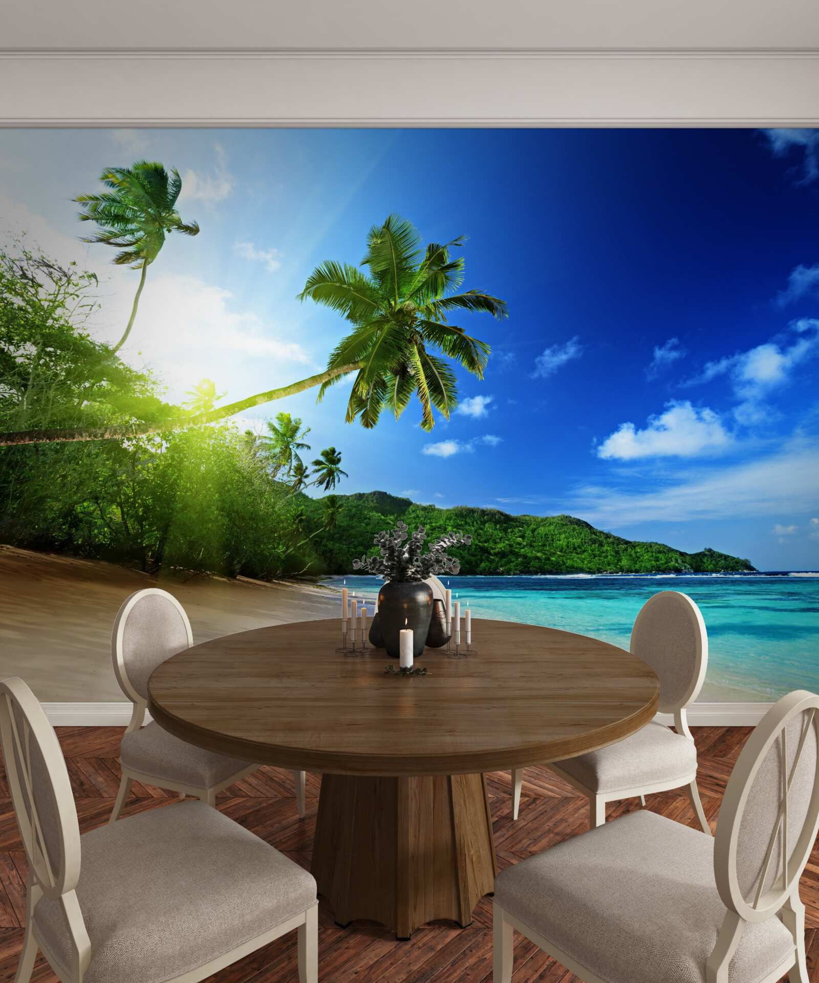 Fotobehang stralen van de opkomende zon verlichten de tropische kust van de