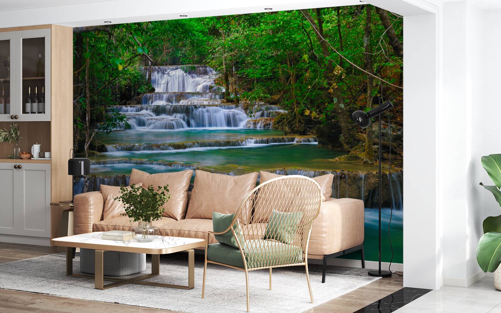 Fotobehang grote waterval met turquoise water dat naar beneden stort