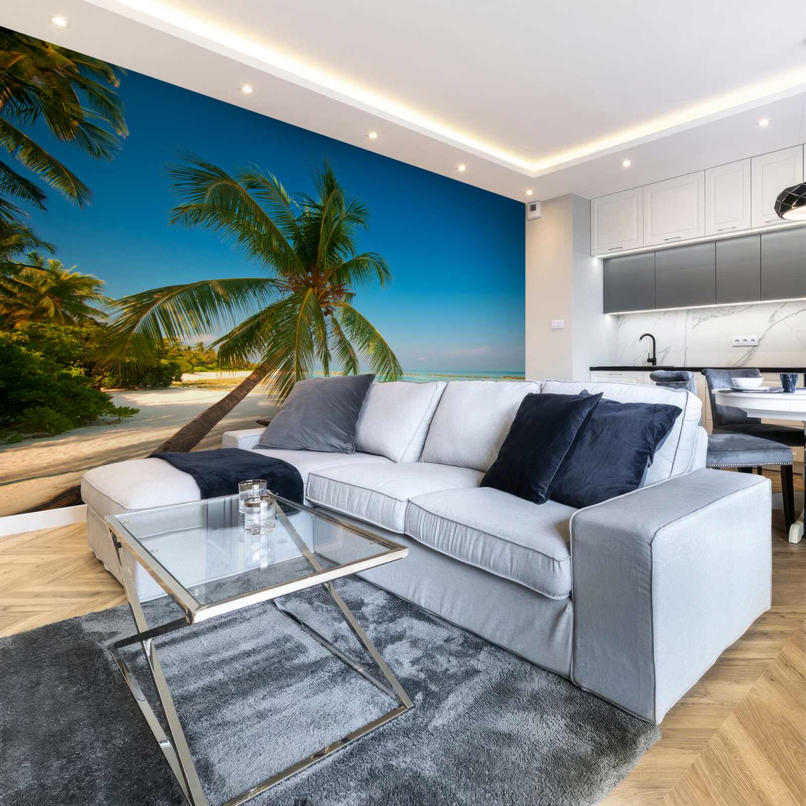 Fotobehang hangmat gespannen onder een palmboom aan een tropische kustlijn