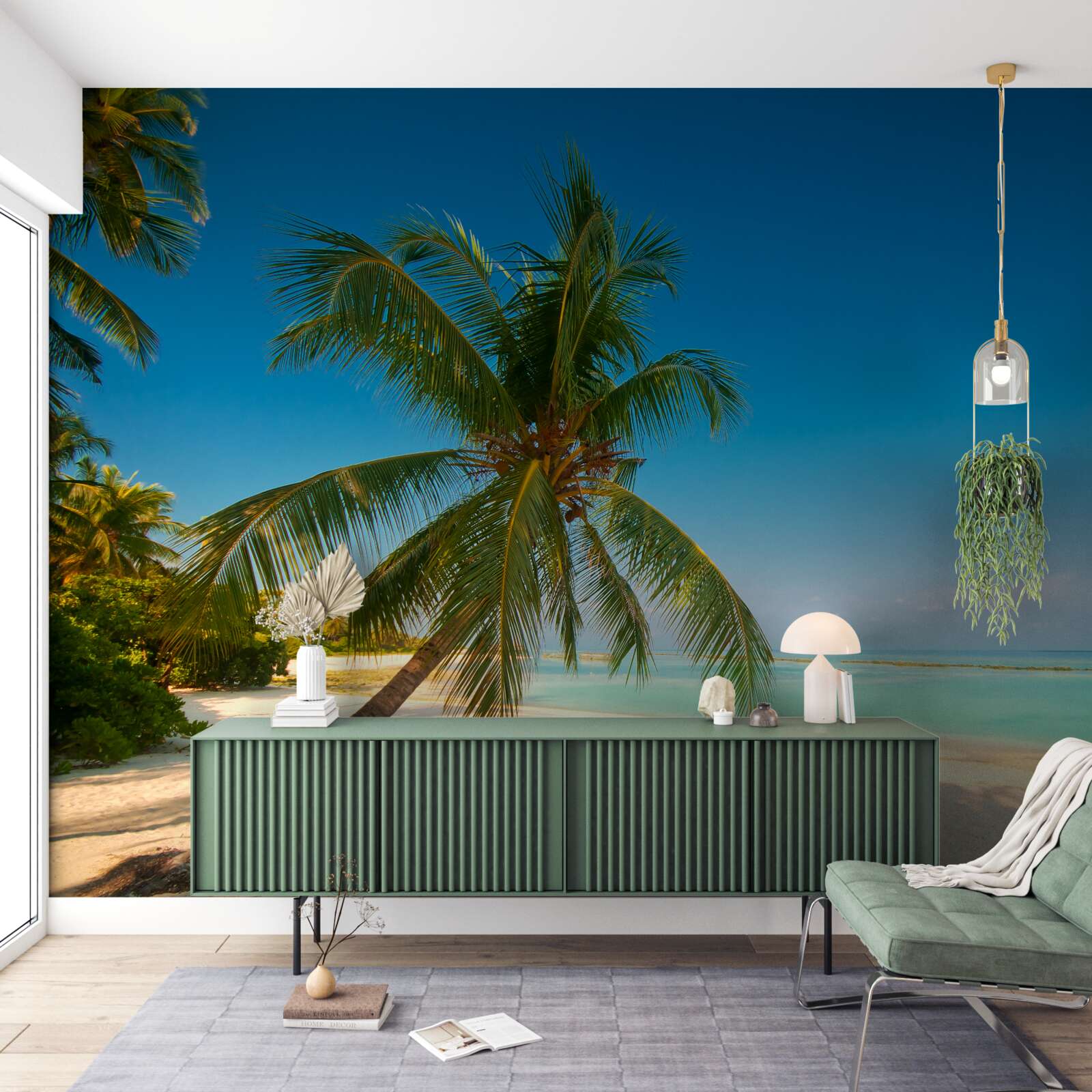 Fotobehang hangmat gespannen onder een palmboom aan een tropische kustlijn