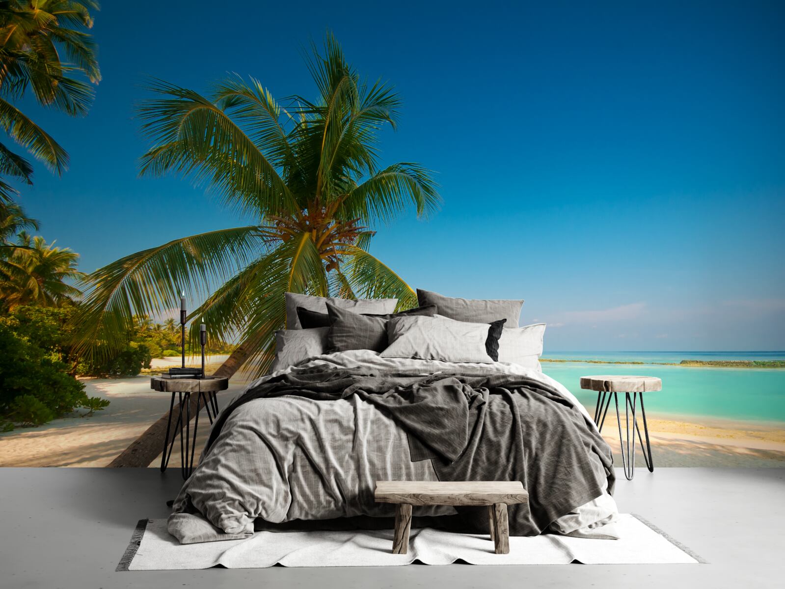 Fotobehang hangmat gespannen onder een palmboom aan een tropische kustlijn