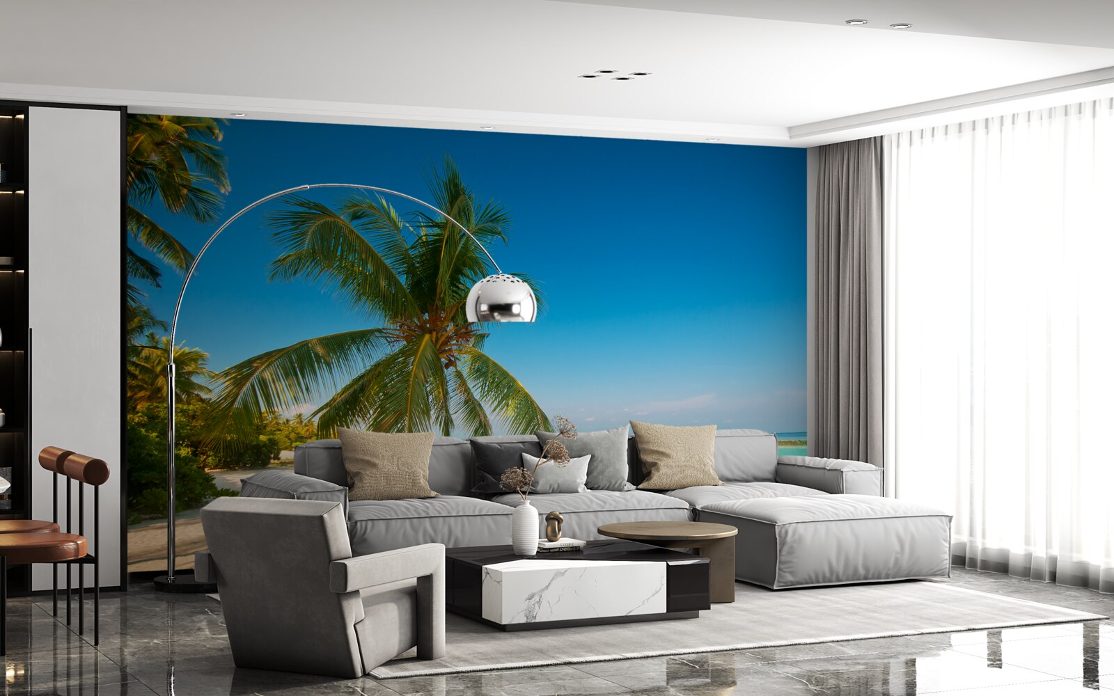 Fotobehang hangmat gespannen onder een palmboom aan een tropische kustlijn