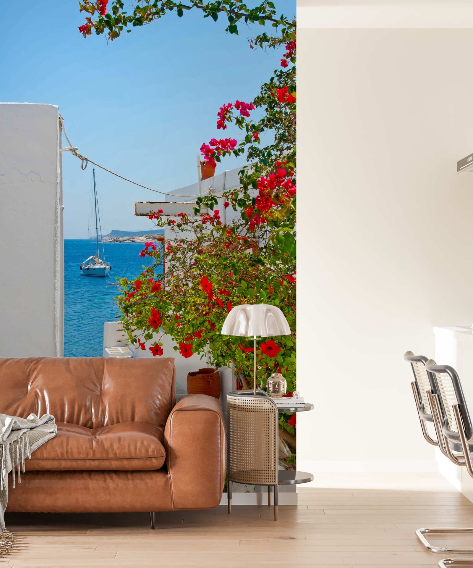 Fotobehang de kleur van rode granaatappel gluurt door de muren van witte huizen