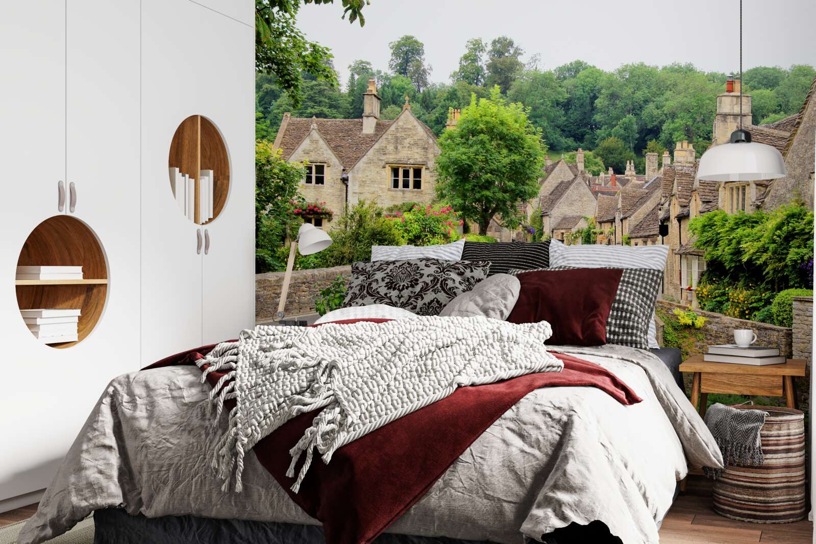 Fotobehang oude gebouwen met groene mosbedekking en brug