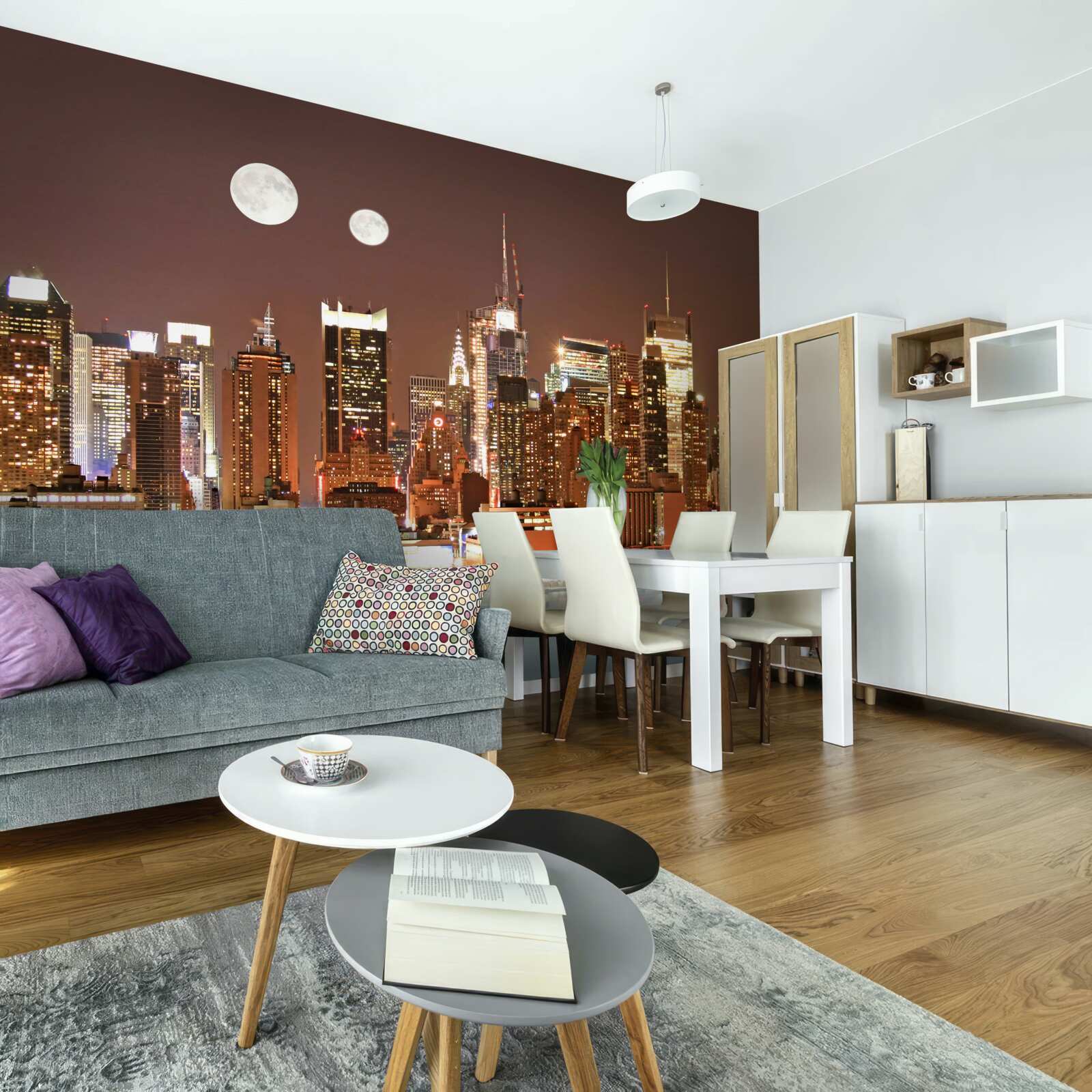 Fotobehang de zon en de maan schijnen over een enorme stad