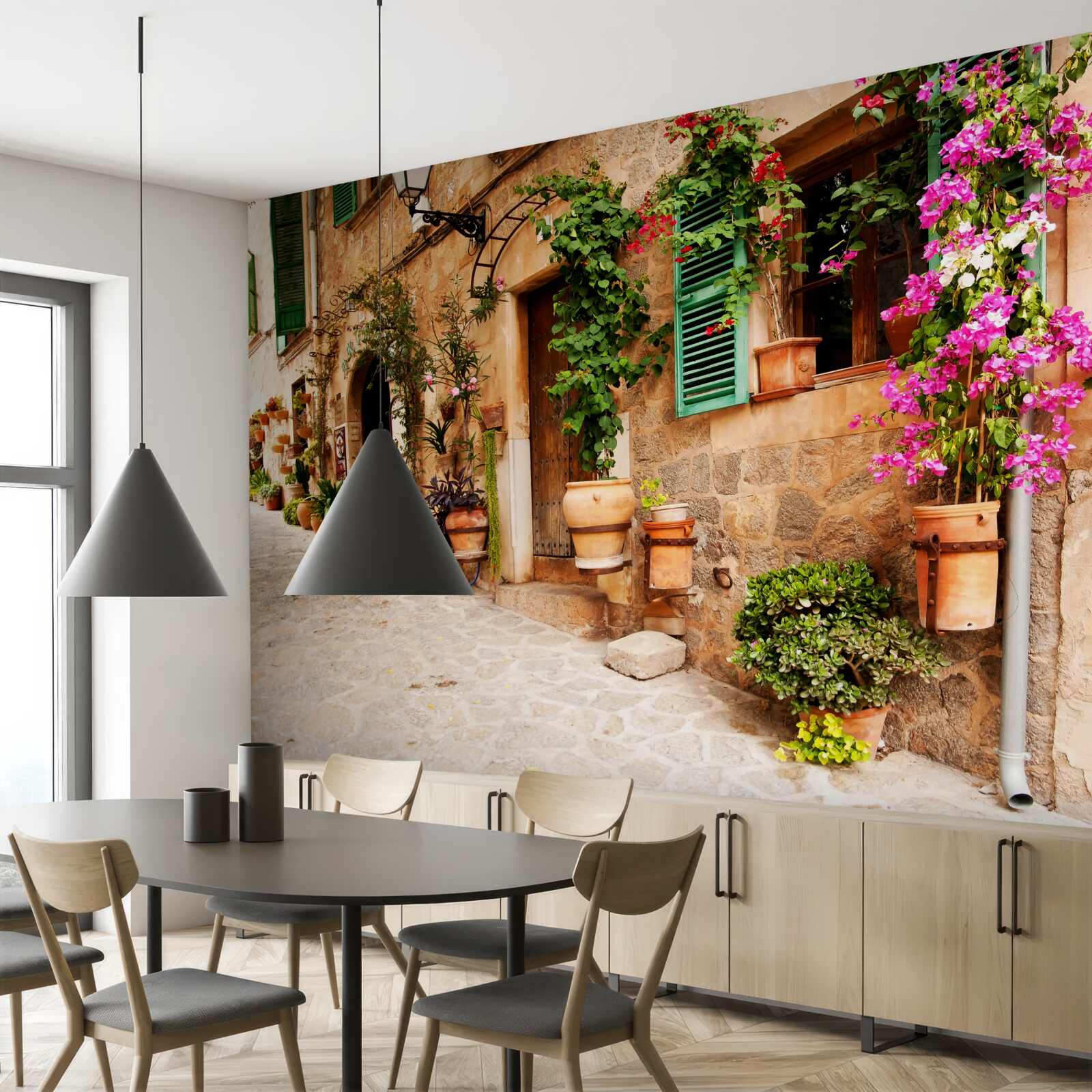 Fotobehang oude hellende straat versierd met bloemen