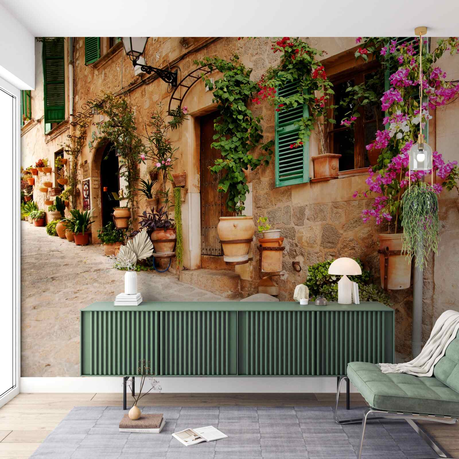 Fotobehang oude hellende straat versierd met bloemen