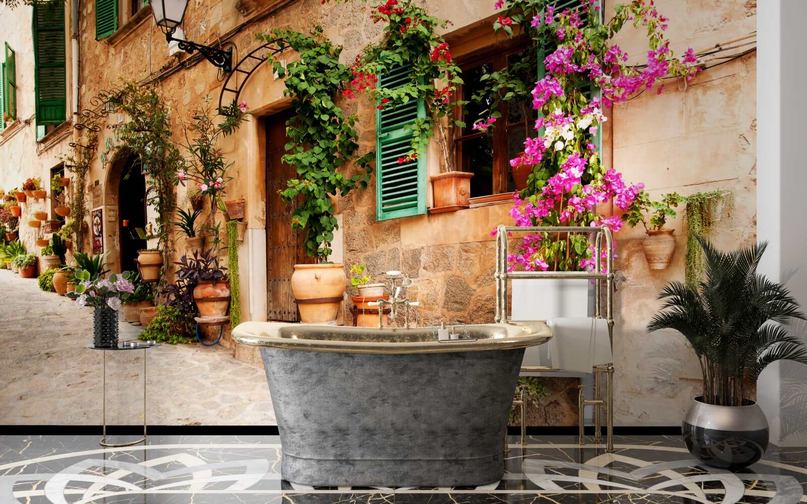 Fotobehang oude hellende straat versierd met bloemen