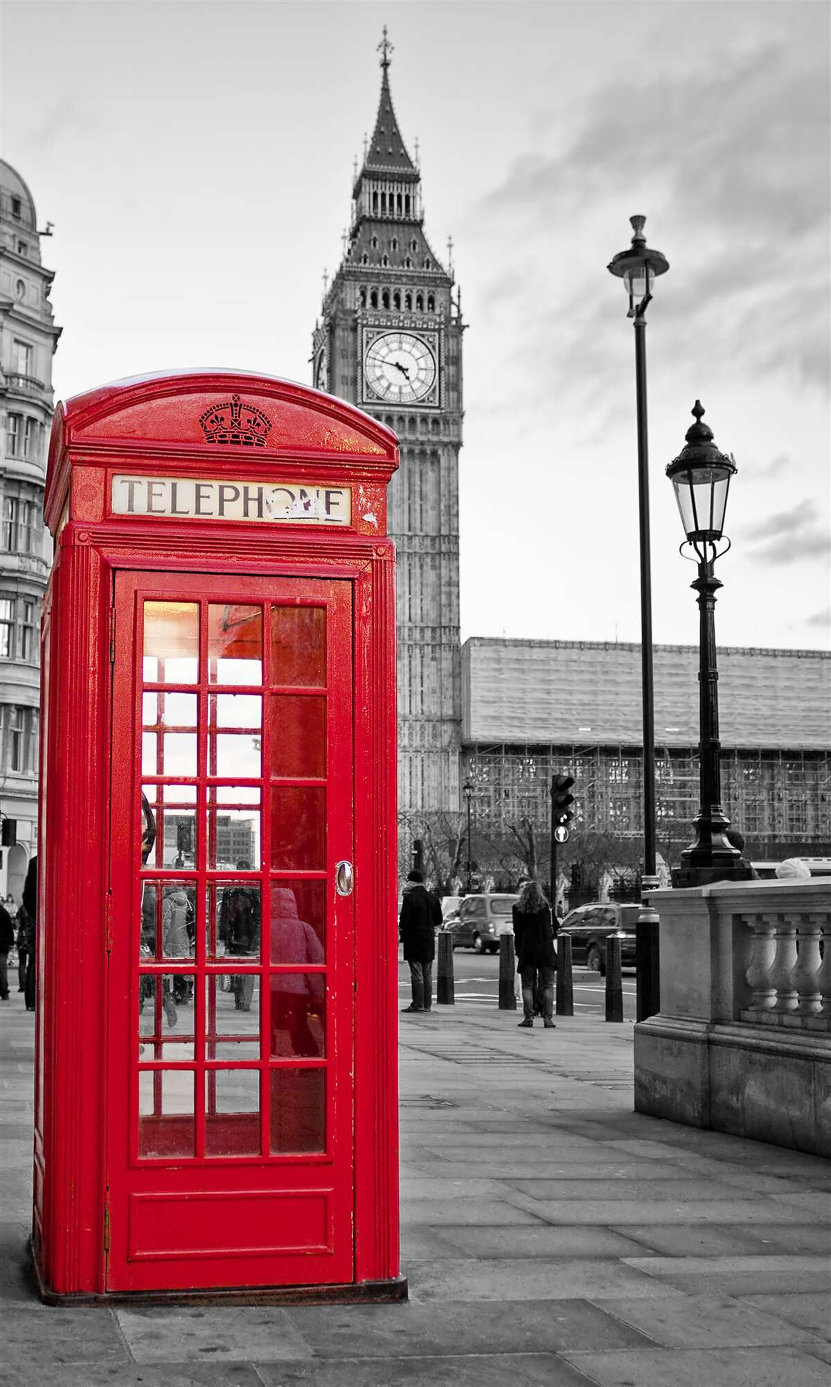 Fotobehang in het centrum, naast de Big Ben, staat een rode telefooncel