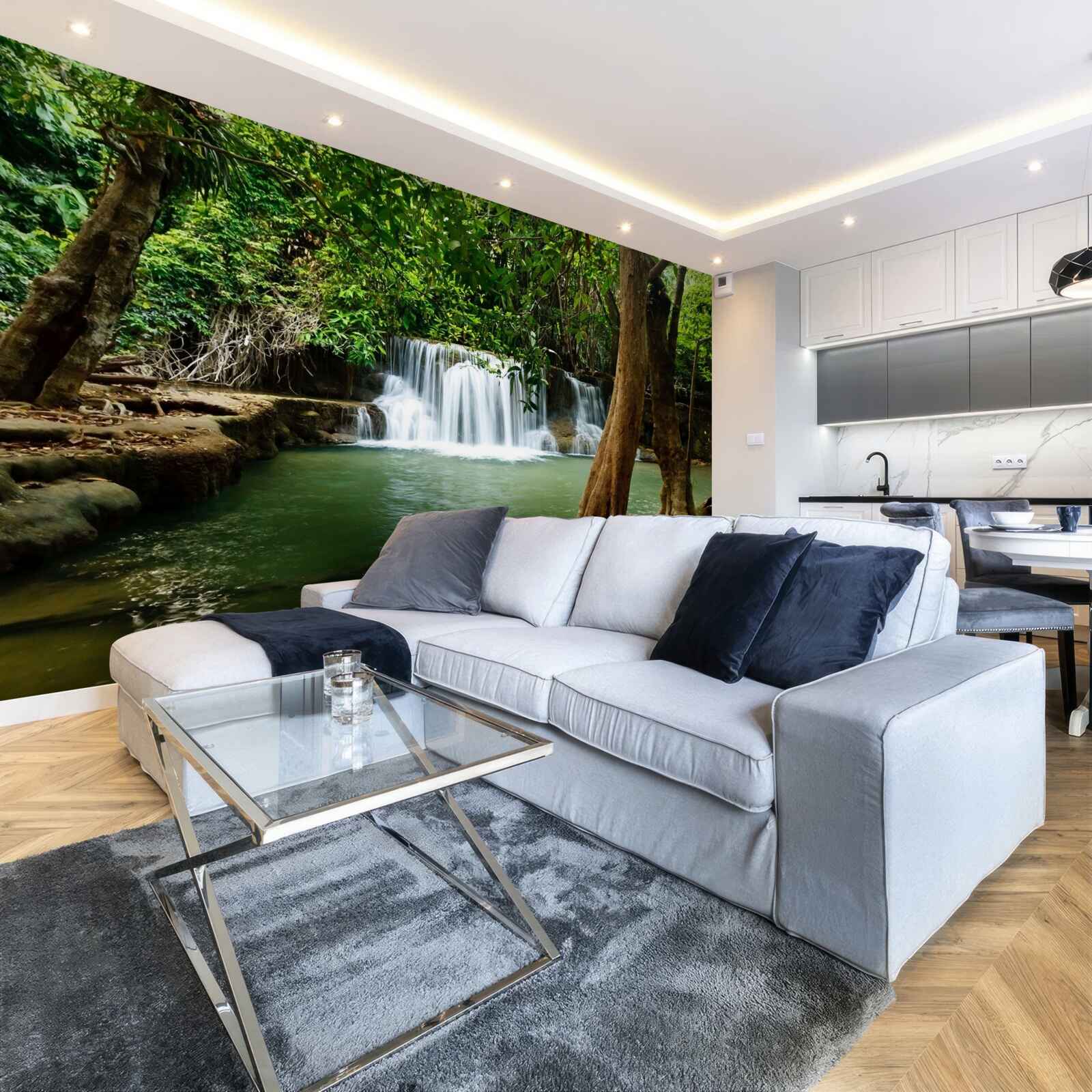 Fotobehang waterval in een eeuwenoud bos