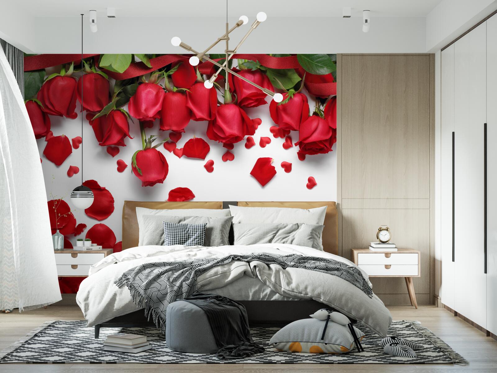 Fotobehang bloemblaadjes vallen van rode en scharlakenrode rozen