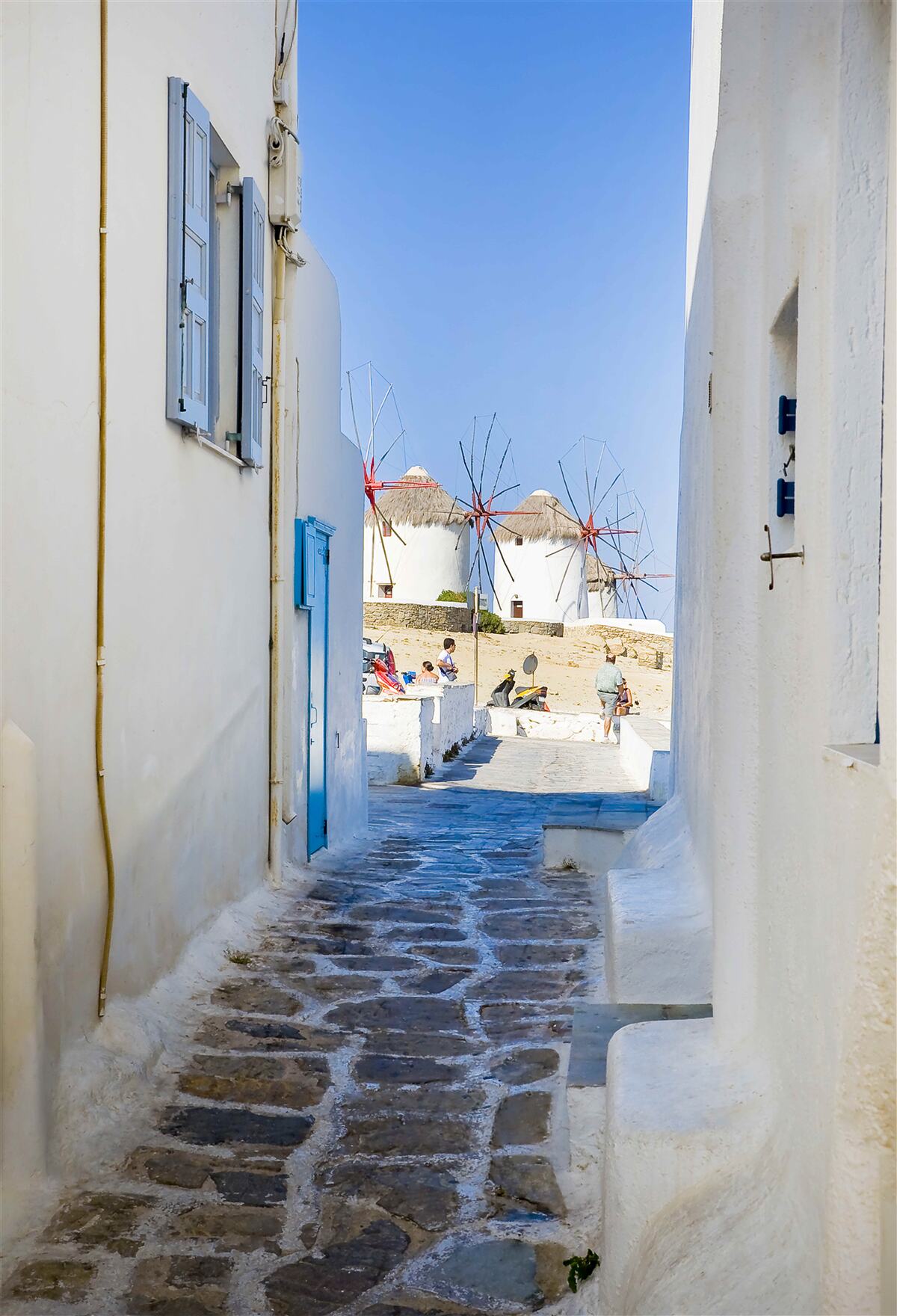 Fotobehang oude smalle straat met witte huizen