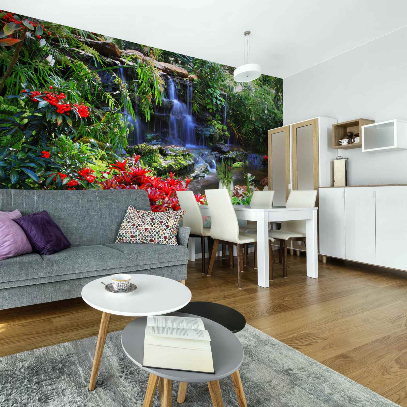 Fotobehang een magische plek bij een waterval, omringd door bloemen