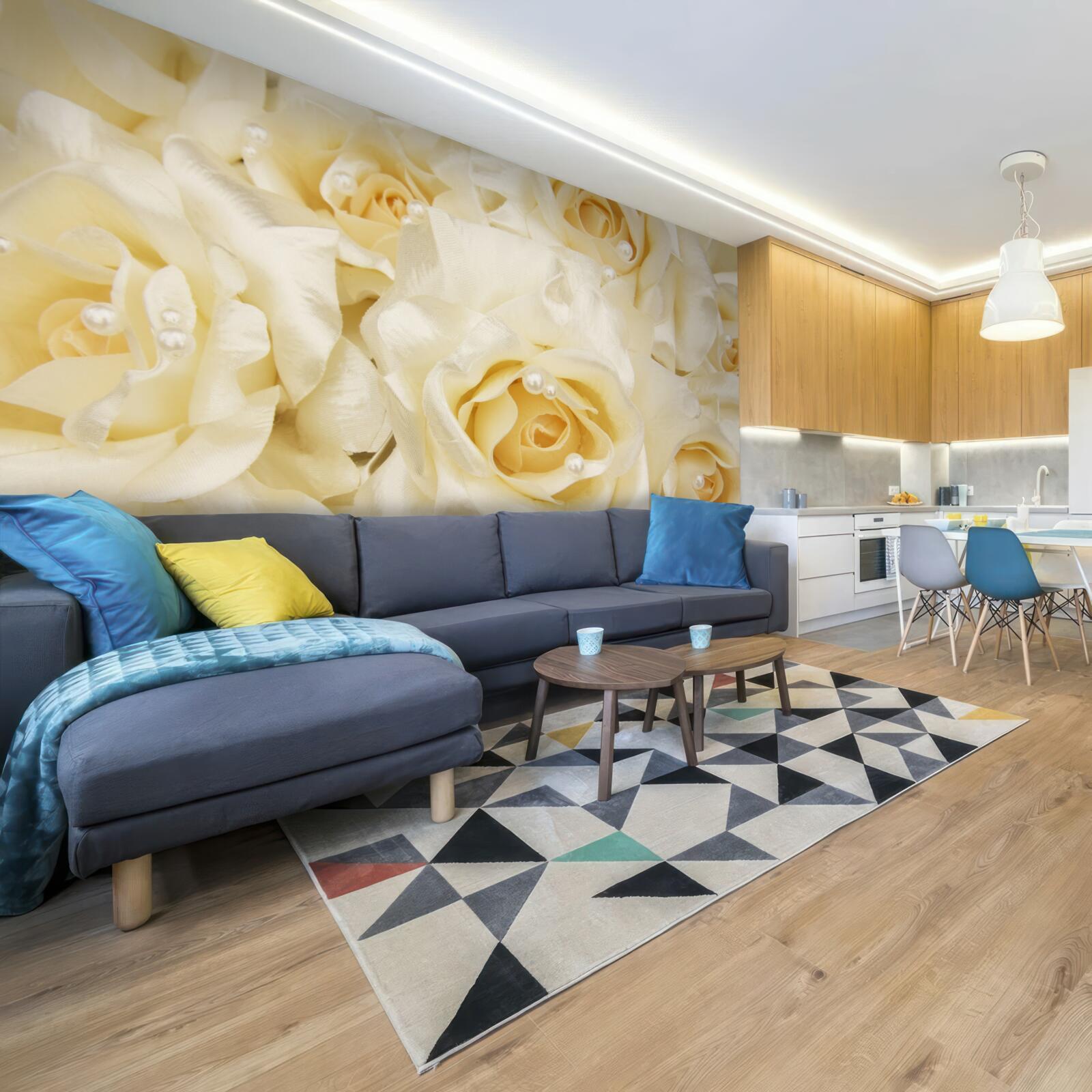 Fotobehang compositie van rozen met delicate witte bloemblaadjes en geel hart