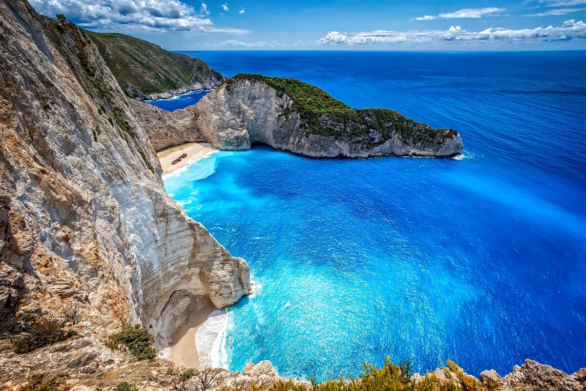 Fotobehang hagelwitte stranden en turquoise wateren aan de voet van de bergen